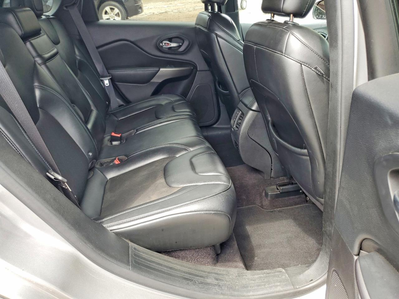 2019 Jeep Cherokee Latitude Plus Silver vin: 1C4PJMLB6KD181567