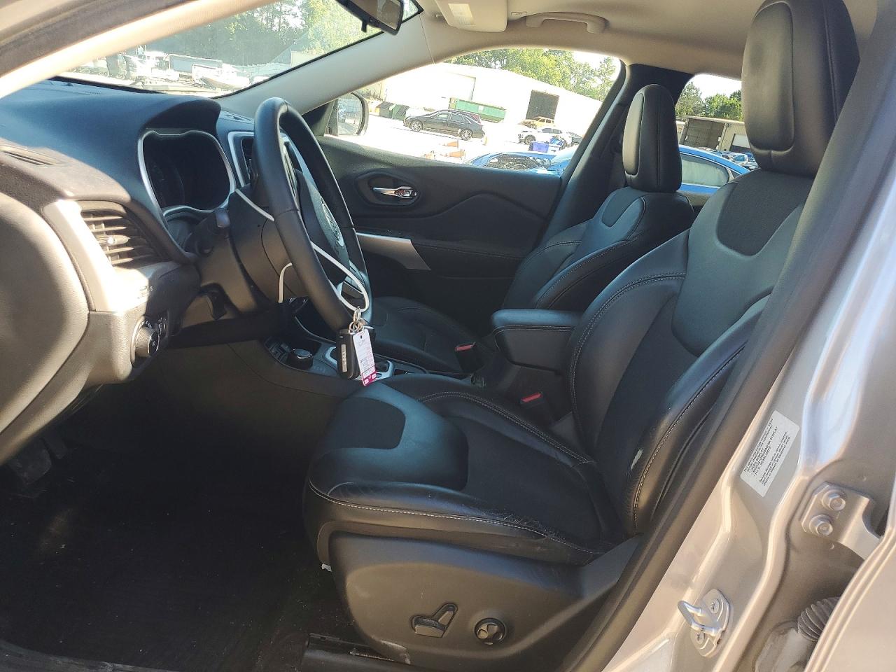 2018 Jeep Cherokee Latitude Plus Silver vin: 1C4PJMLB7JD530265