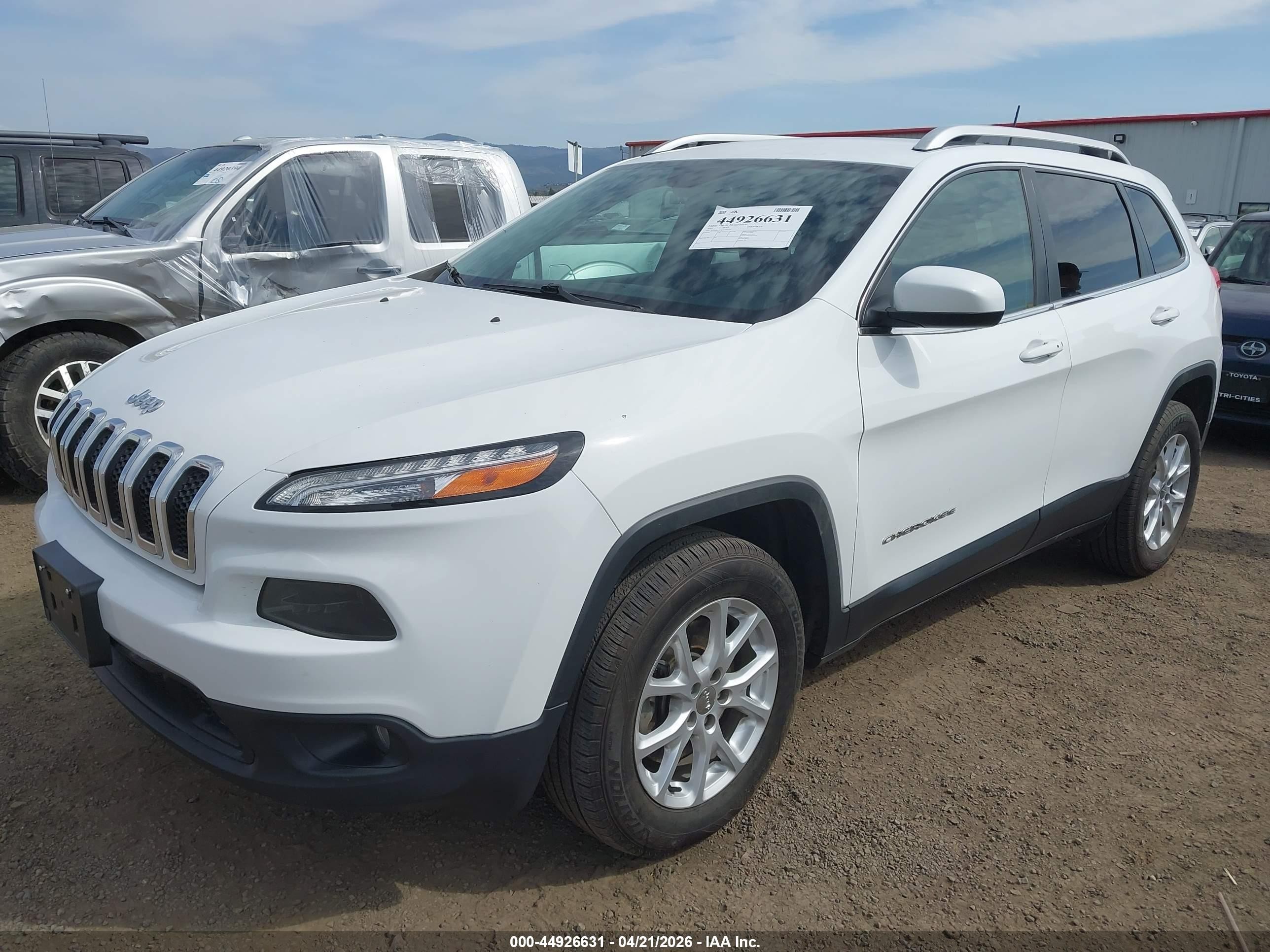 2018 Jeep Cherokee Latitude Plus 4x4 White vin: 1C4PJMLBXJD583459