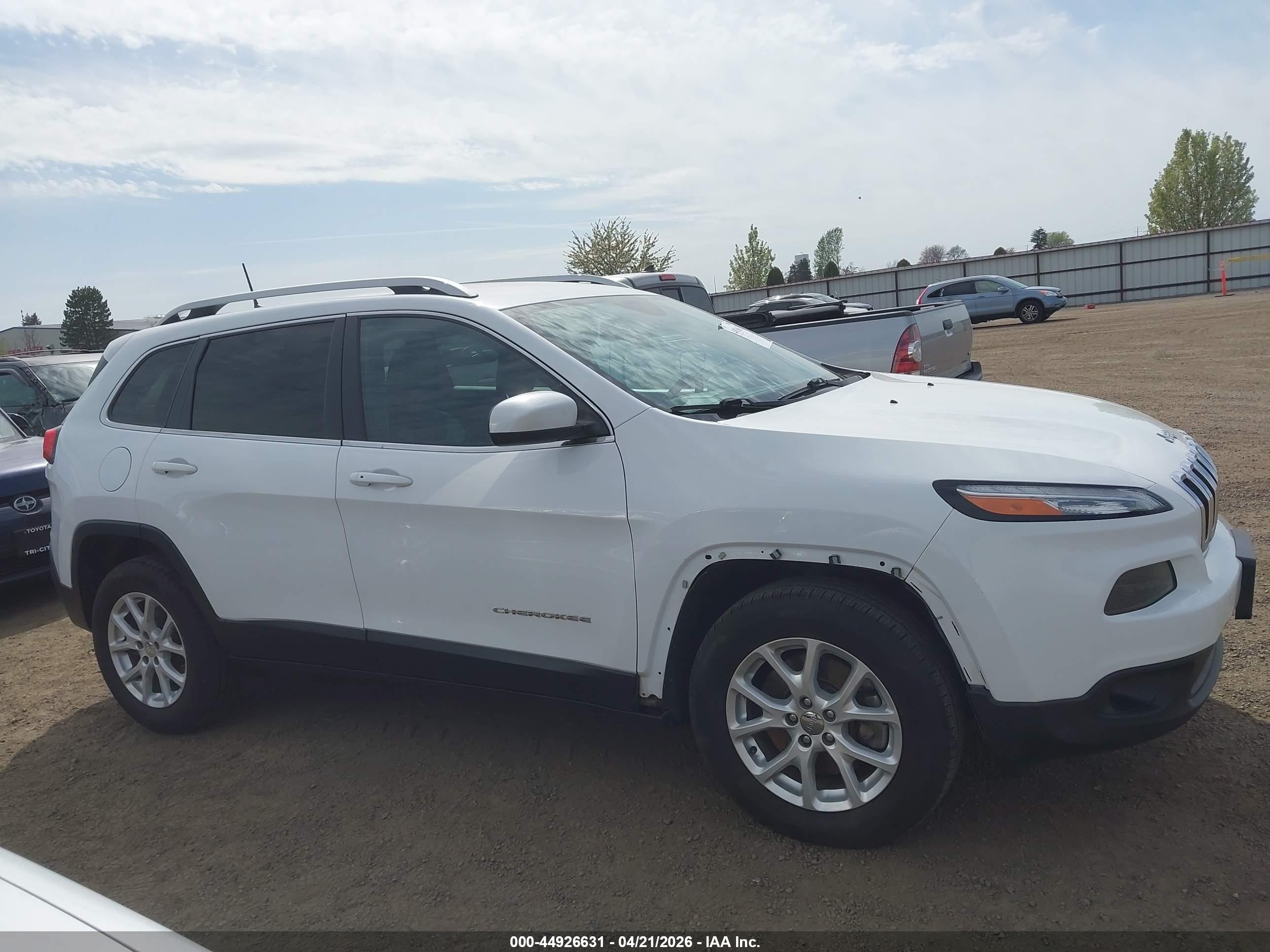2018 Jeep Cherokee Latitude Plus 4x4 White vin: 1C4PJMLBXJD583459
