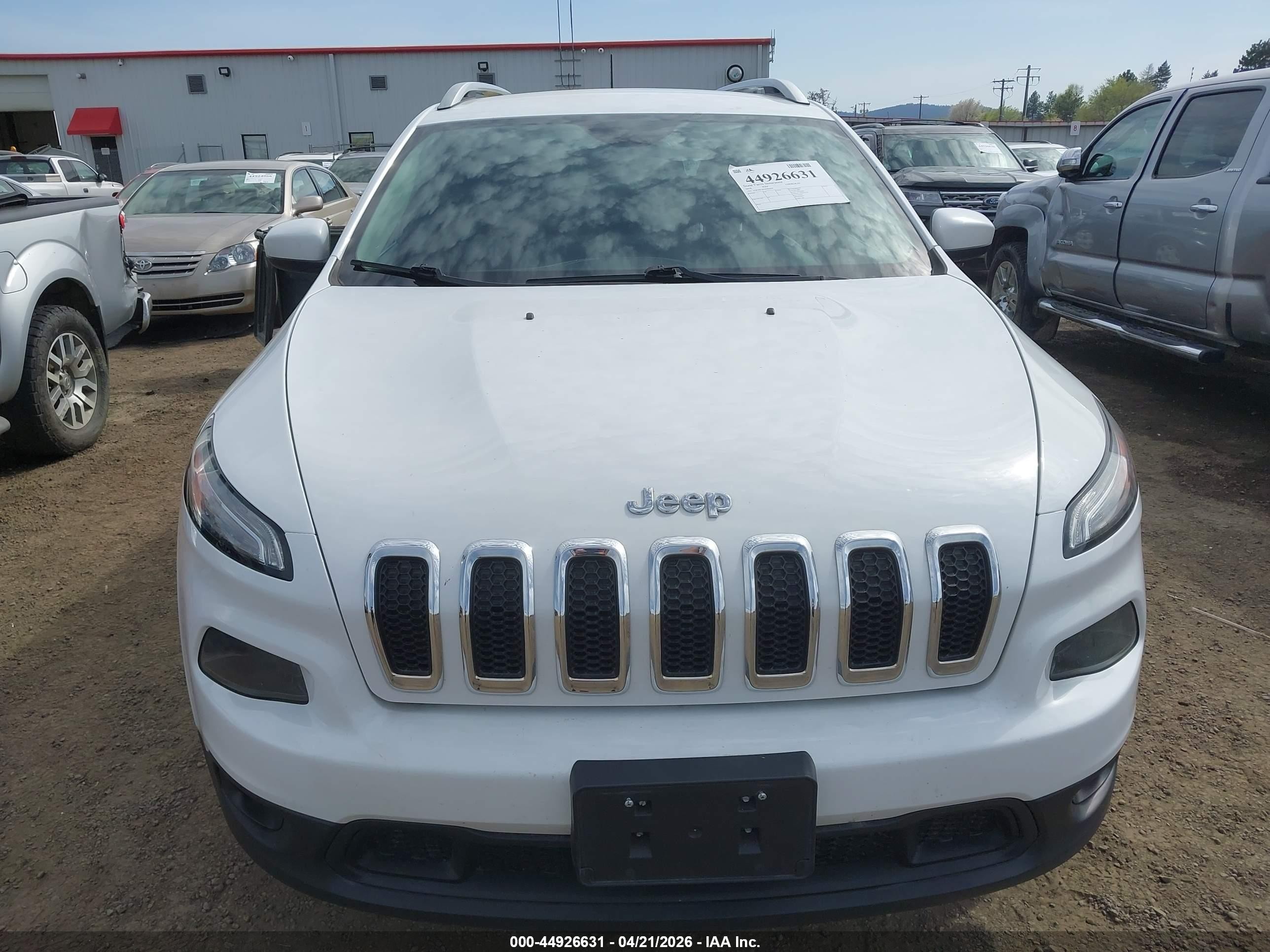 2018 Jeep Cherokee Latitude Plus 4x4 White vin: 1C4PJMLBXJD583459