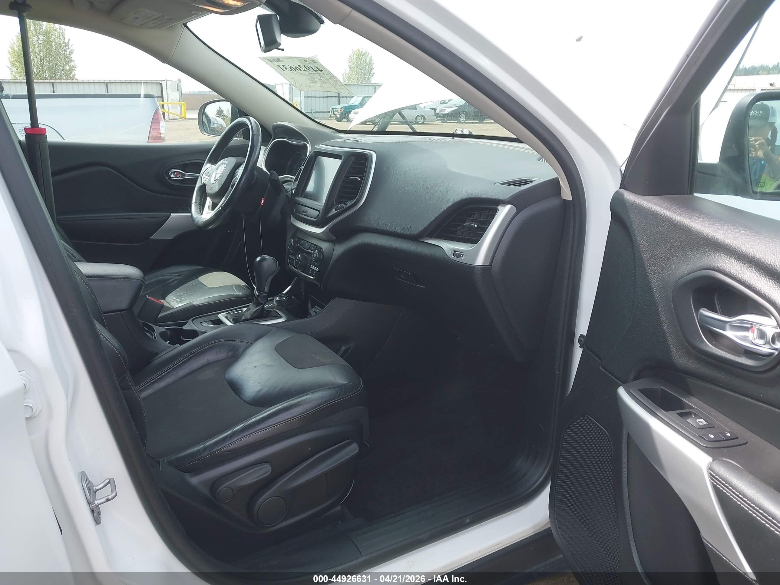 2018 Jeep Cherokee Latitude Plus 4x4 White vin: 1C4PJMLBXJD583459