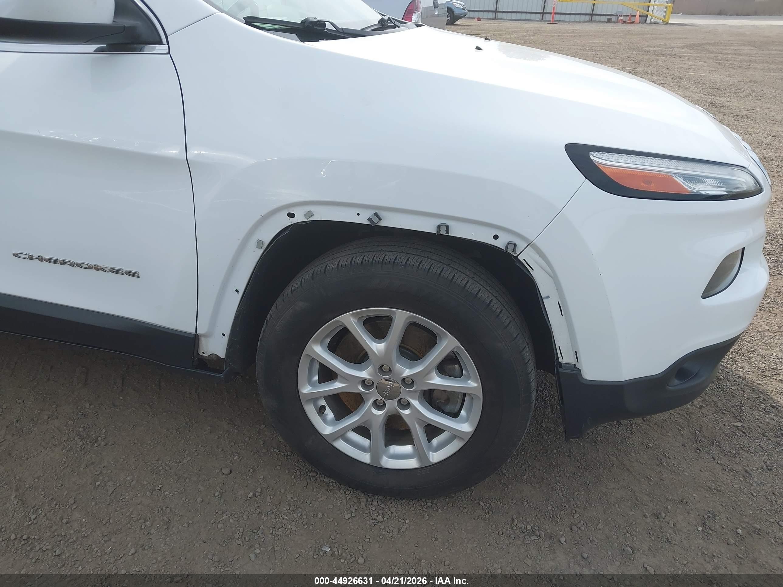 2018 Jeep Cherokee Latitude Plus 4x4 White vin: 1C4PJMLBXJD583459
