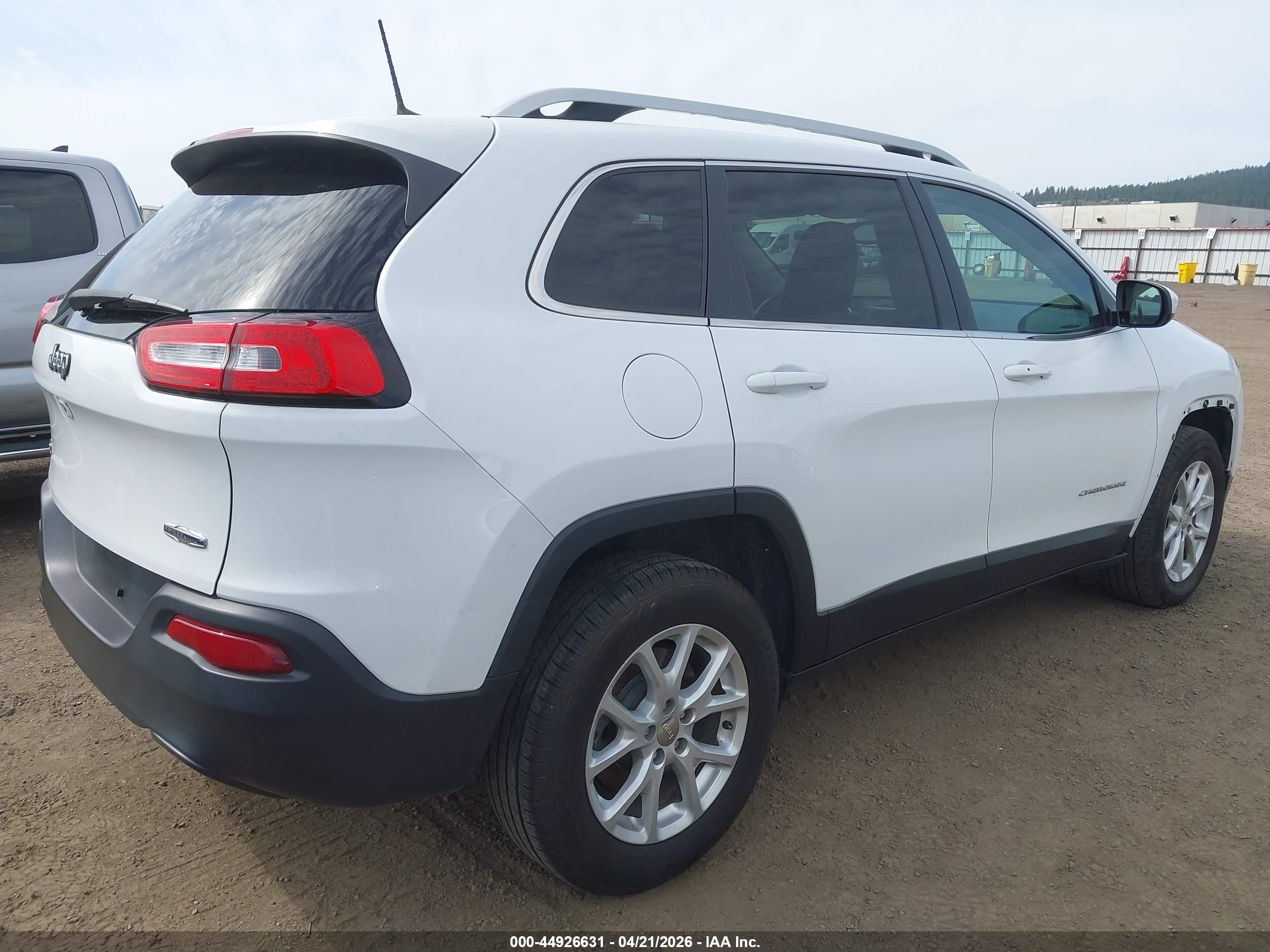 2018 Jeep Cherokee Latitude Plus 4x4 White vin: 1C4PJMLBXJD583459