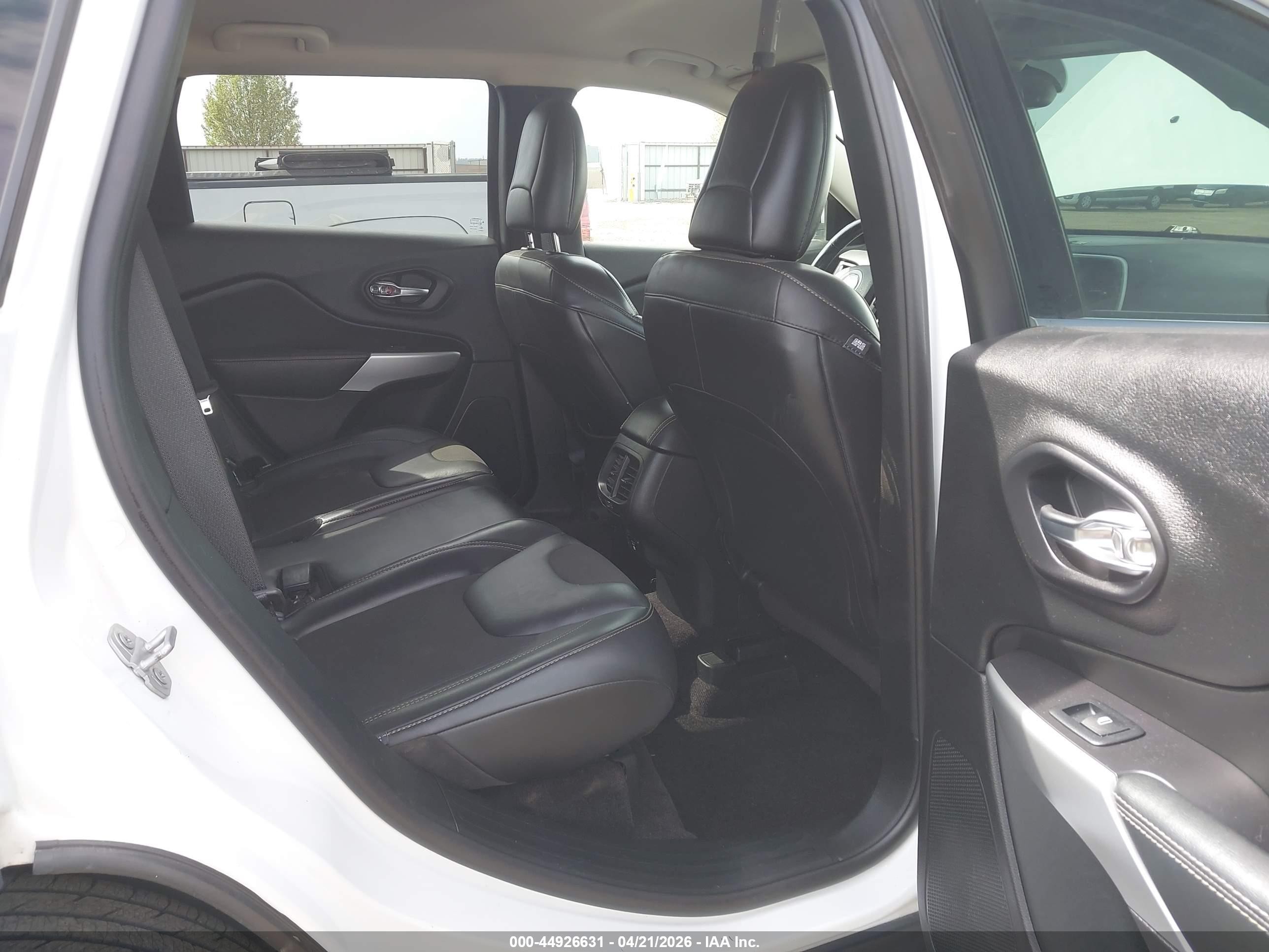 2018 Jeep Cherokee Latitude Plus 4x4 White vin: 1C4PJMLBXJD583459