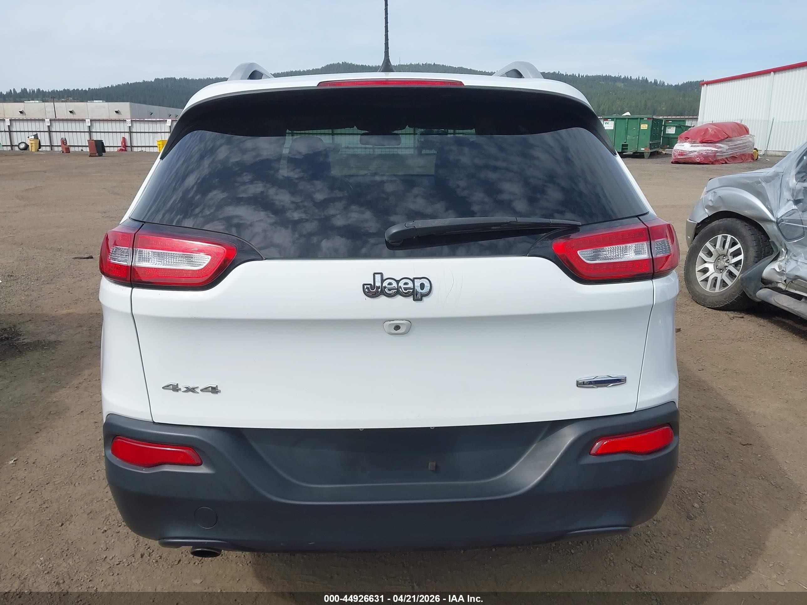 2018 Jeep Cherokee Latitude Plus 4x4 White vin: 1C4PJMLBXJD583459