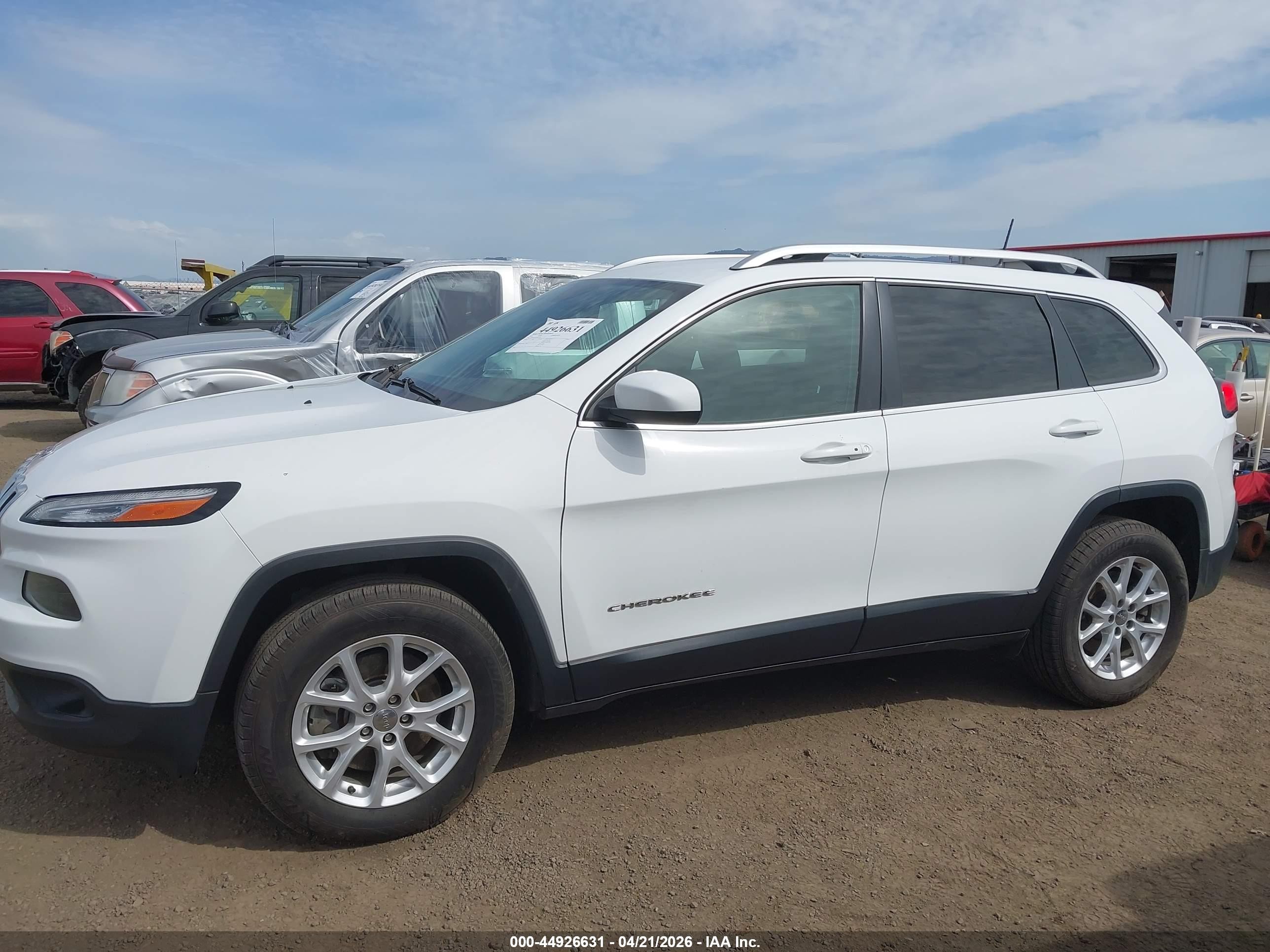 2018 Jeep Cherokee Latitude Plus 4x4 White vin: 1C4PJMLBXJD583459
