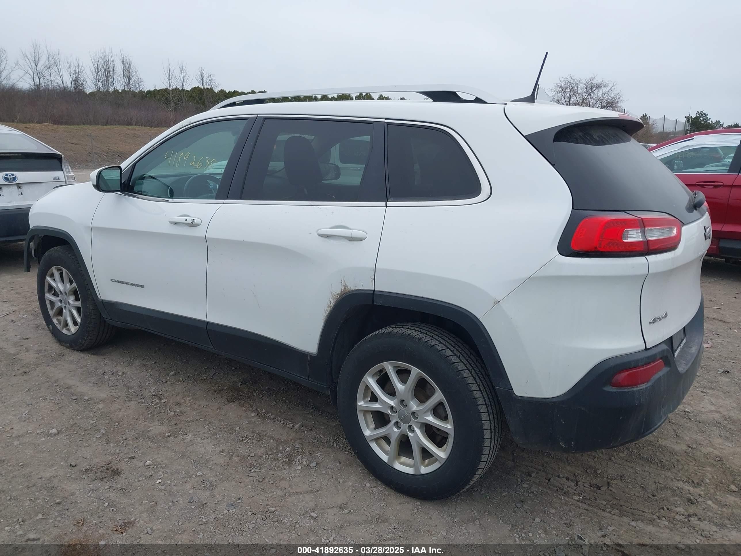 2018 Jeep Cherokee Latitude Plus 4x4 White vin: 1C4PJMLBXJD598592