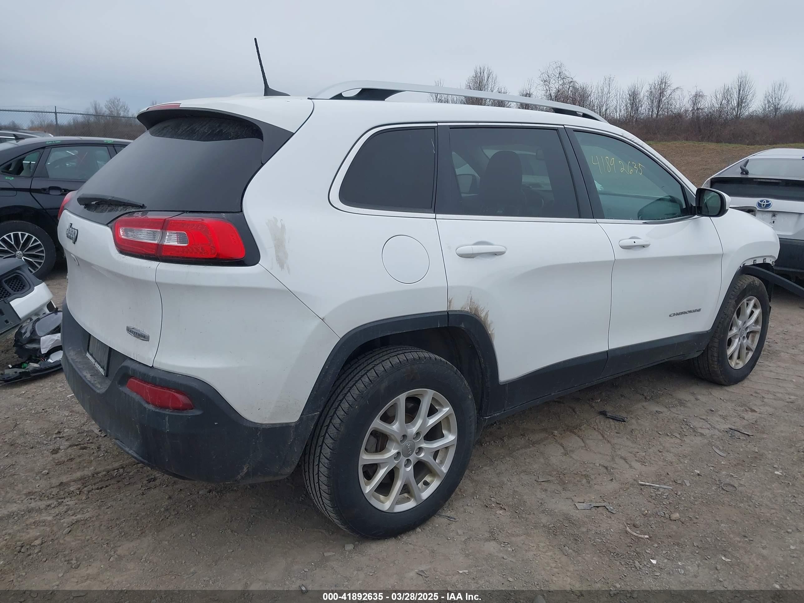 2018 Jeep Cherokee Latitude Plus 4x4 White vin: 1C4PJMLBXJD598592