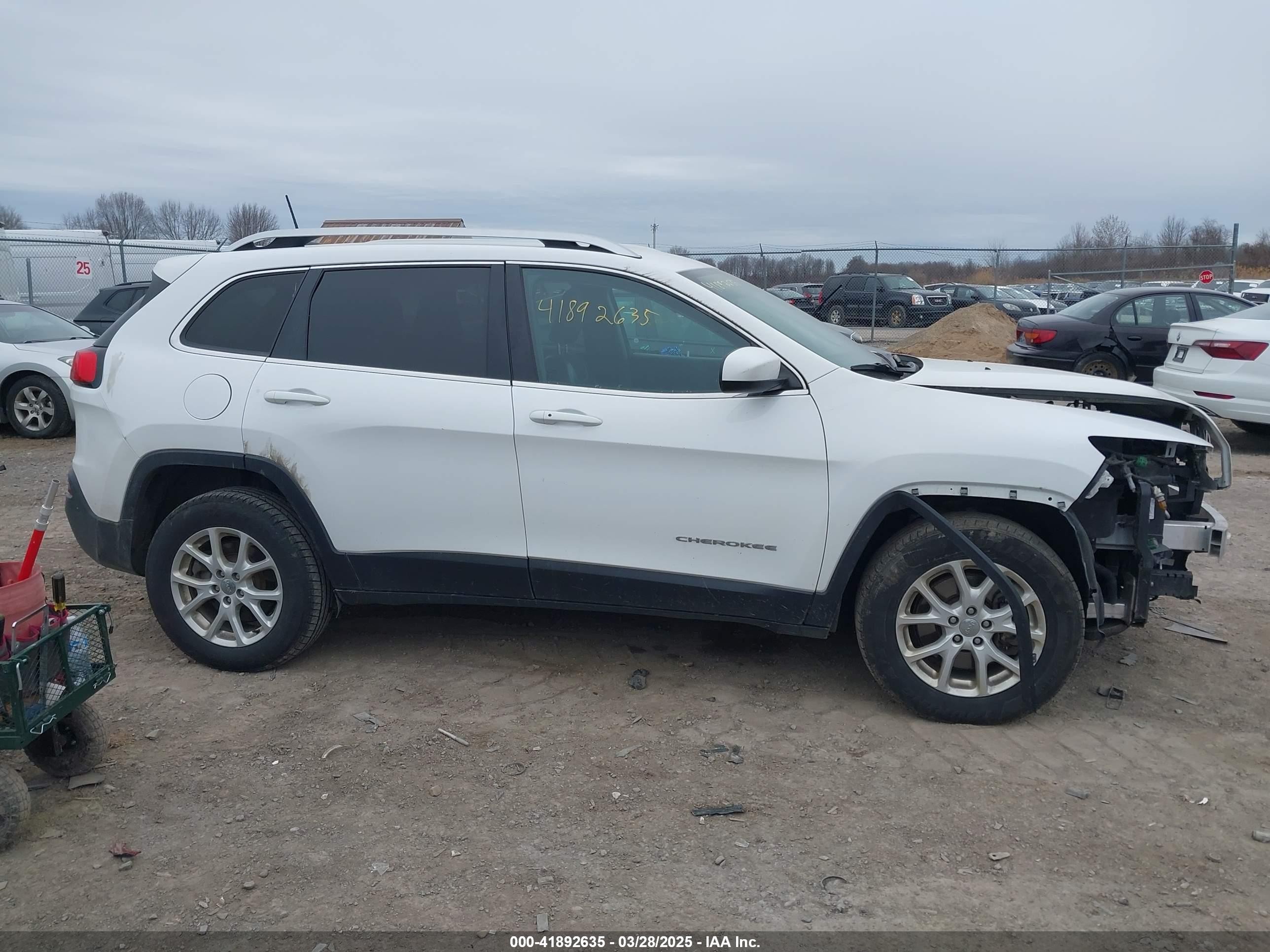2018 Jeep Cherokee Latitude Plus 4x4 White vin: 1C4PJMLBXJD598592