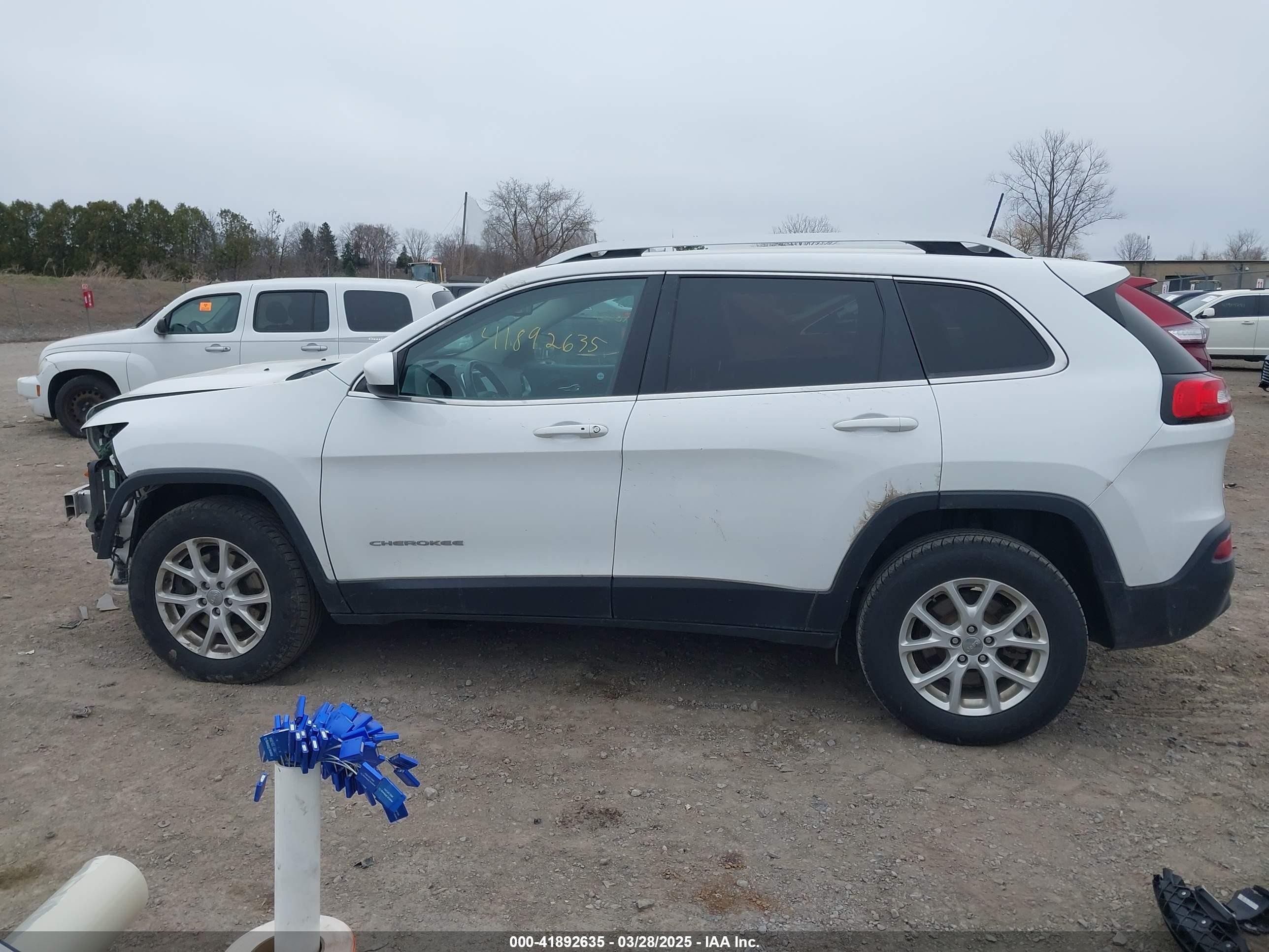 2018 Jeep Cherokee Latitude Plus 4x4 White vin: 1C4PJMLBXJD598592