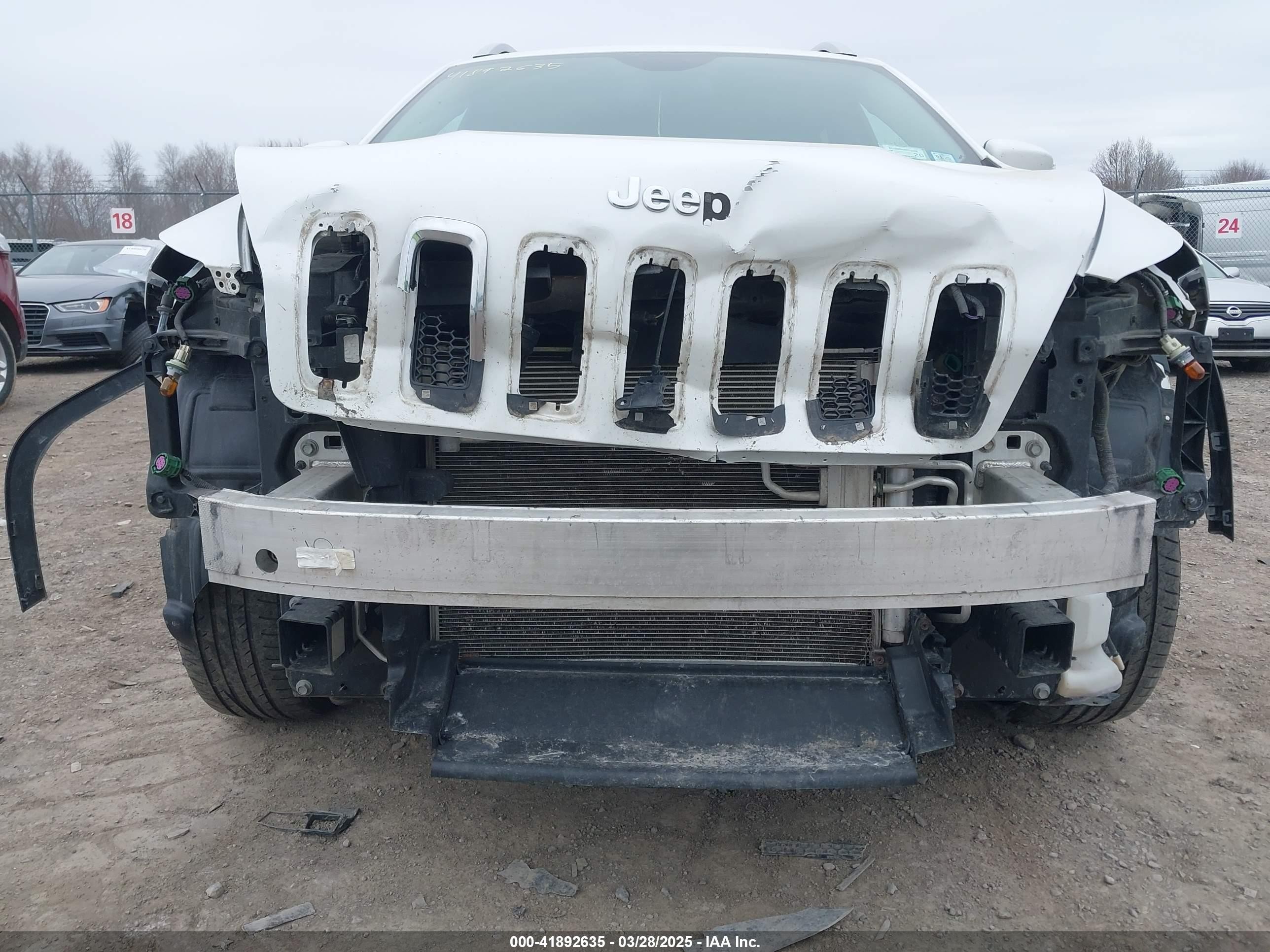 2018 Jeep Cherokee Latitude Plus 4x4 White vin: 1C4PJMLBXJD598592