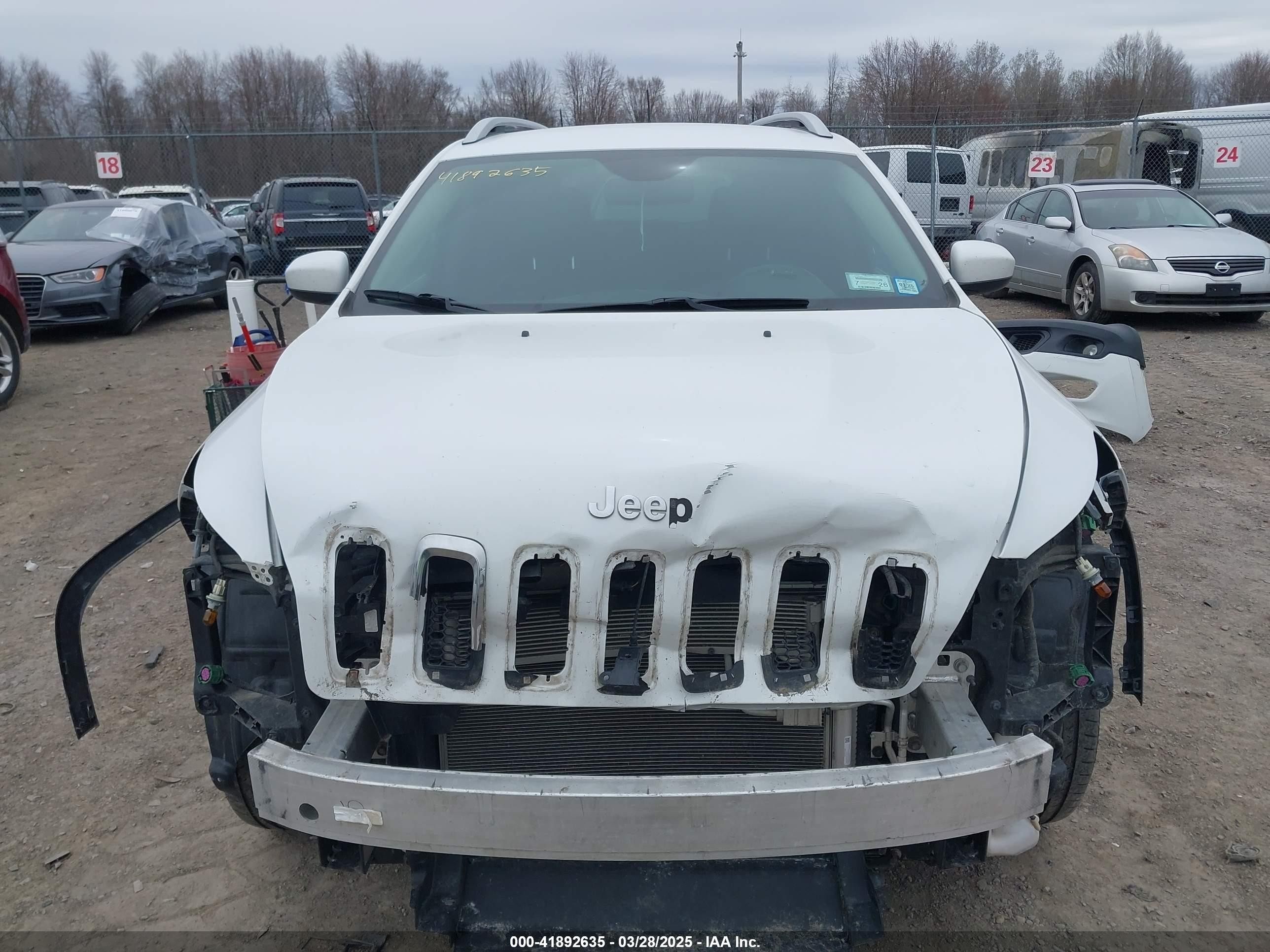 2018 Jeep Cherokee Latitude Plus 4x4 White vin: 1C4PJMLBXJD598592