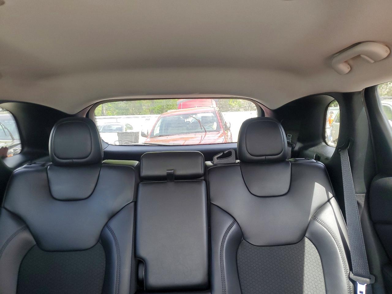 2021 Jeep Cherokee Latitude Plus Silver vin: 1C4PJMLBXMD142404