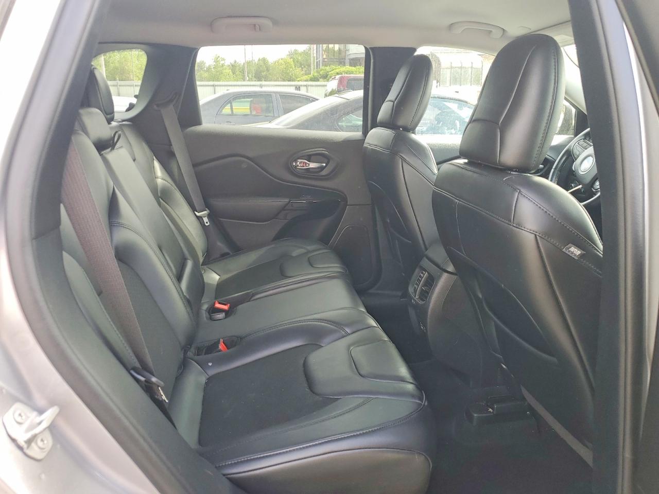 2021 Jeep Cherokee Latitude Plus Silver vin: 1C4PJMLBXMD142404