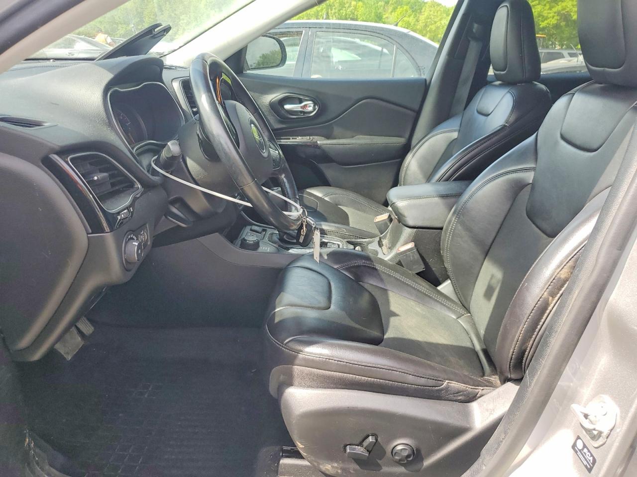 2021 Jeep Cherokee Latitude Plus Silver vin: 1C4PJMLBXMD142404