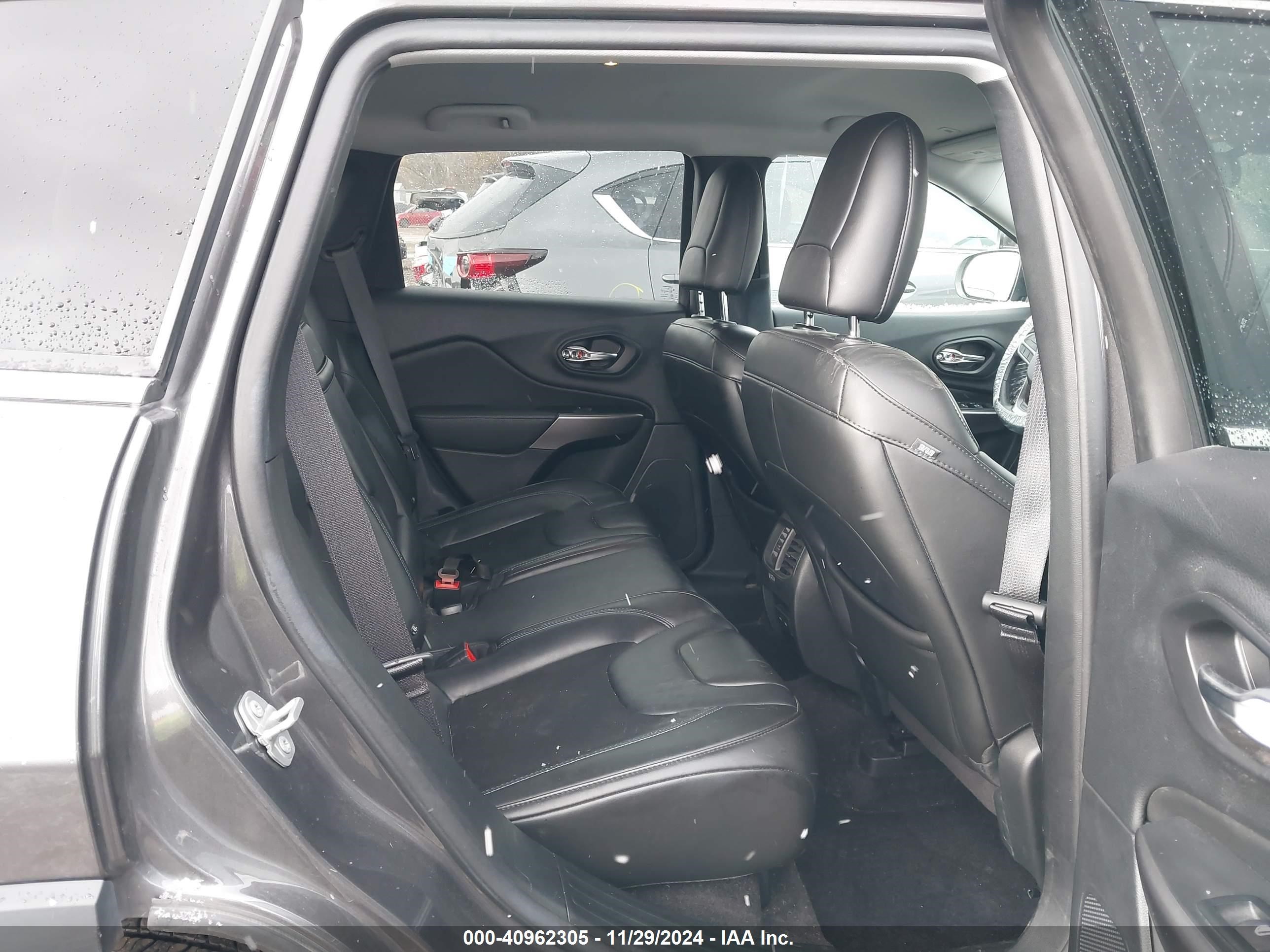 2019 Jeep Cherokee Latitude Plus 4x4 Gray vin: 1C4PJMLX0KD105810