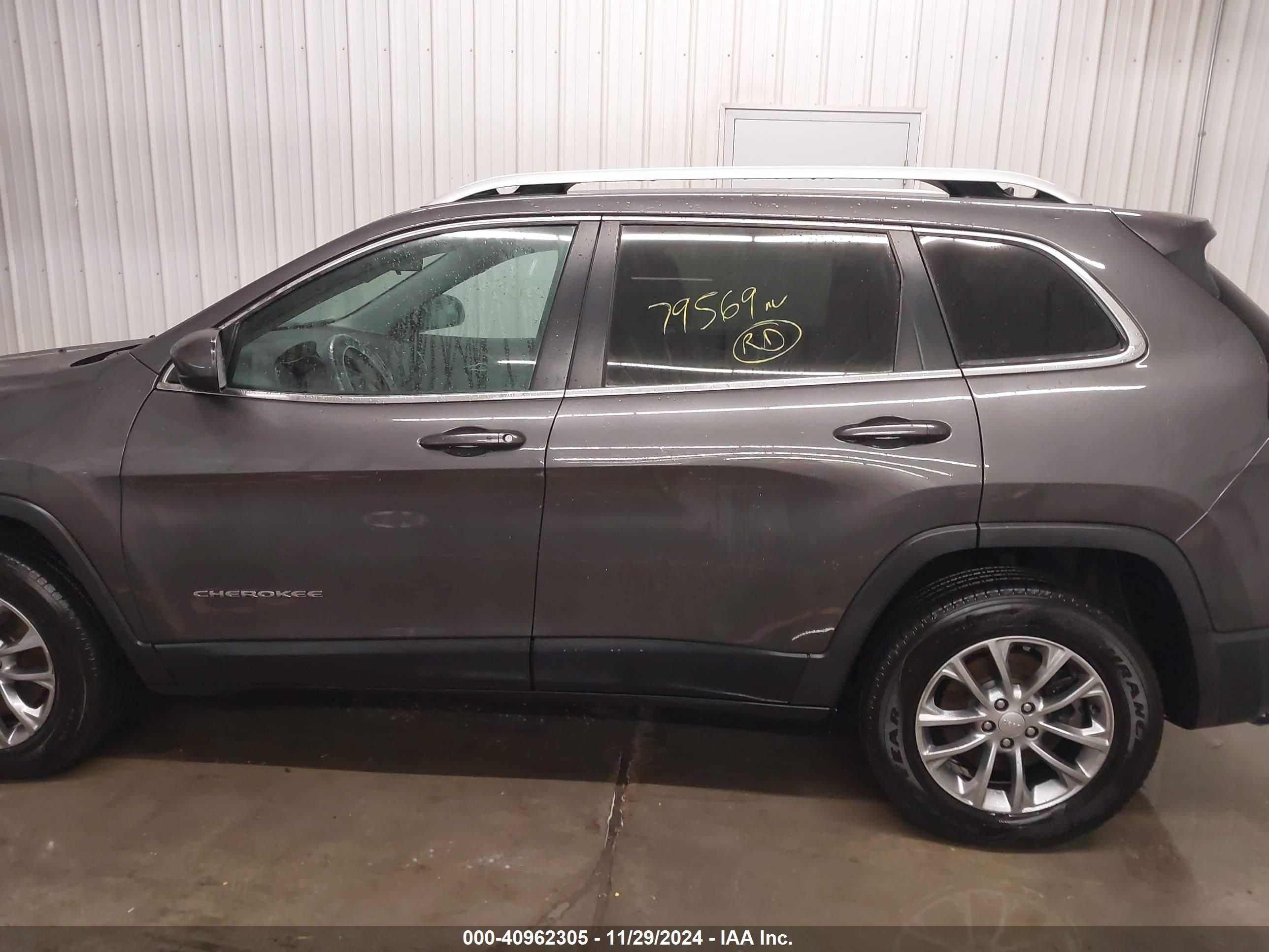 2019 Jeep Cherokee Latitude Plus 4x4 Gray vin: 1C4PJMLX0KD105810