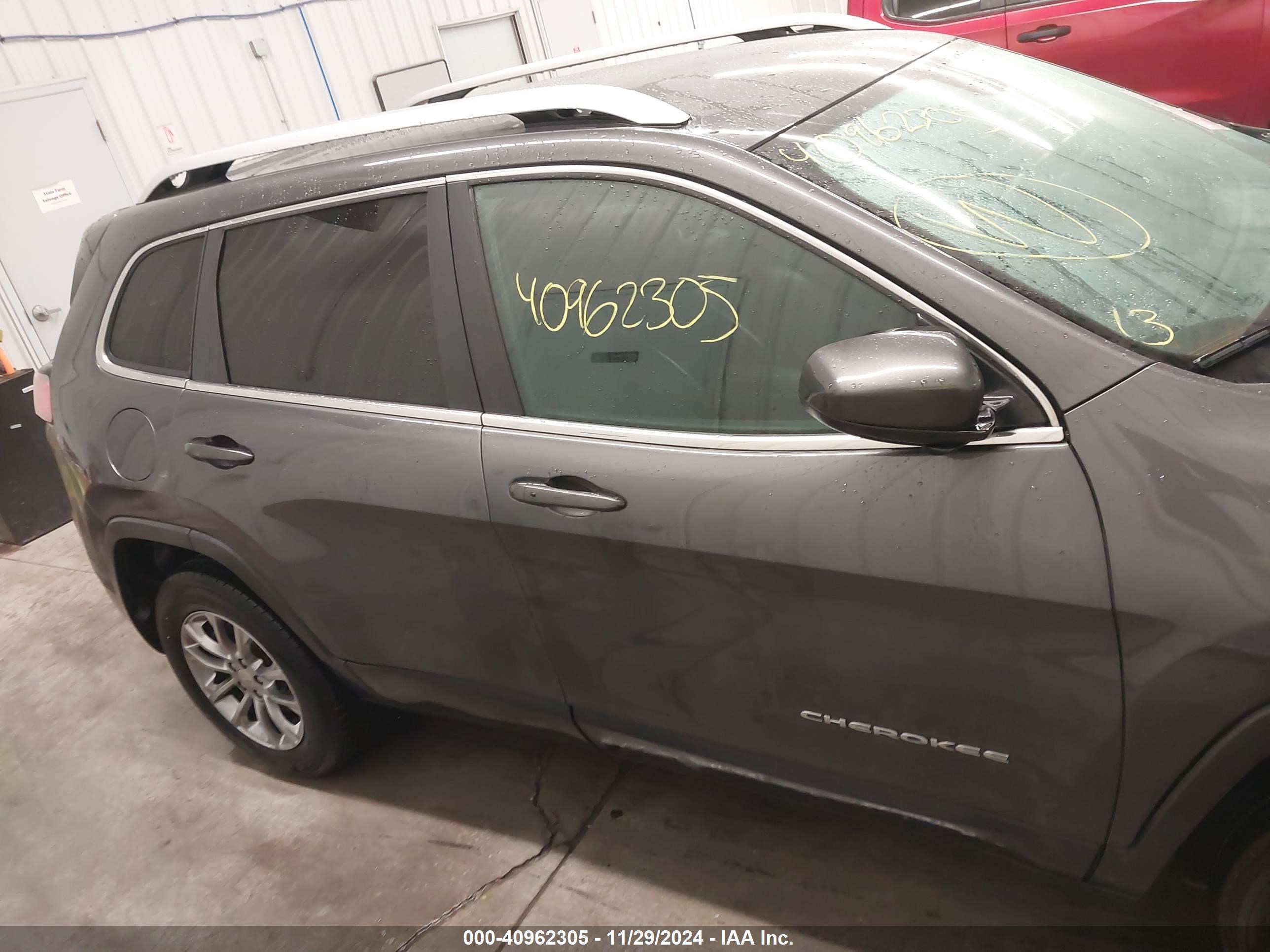 2019 Jeep Cherokee Latitude Plus 4x4 Gray vin: 1C4PJMLX0KD105810