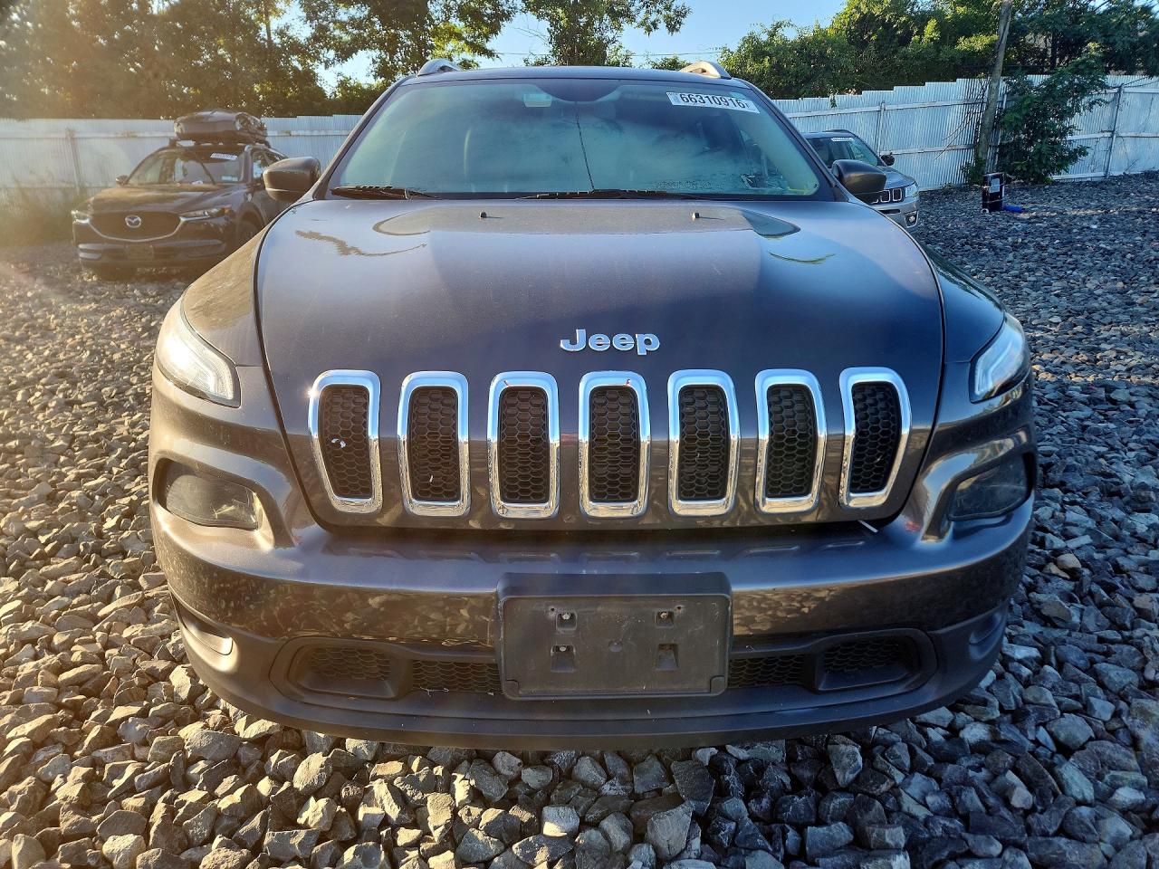 2018 Jeep Cherokee Latitude Plus Gray vin: 1C4PJMLX4JD526914