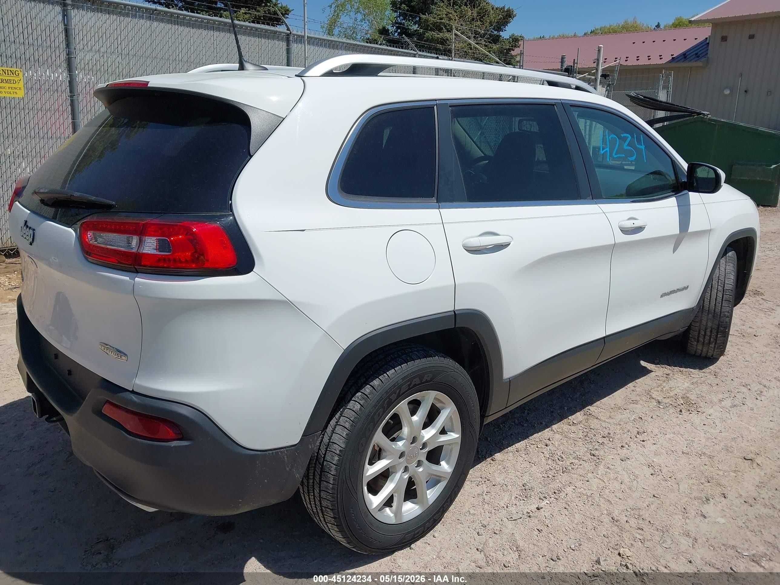 2018 Jeep Cherokee Latitude Plus 4x4 White vin: 1C4PJMLX6JD607462