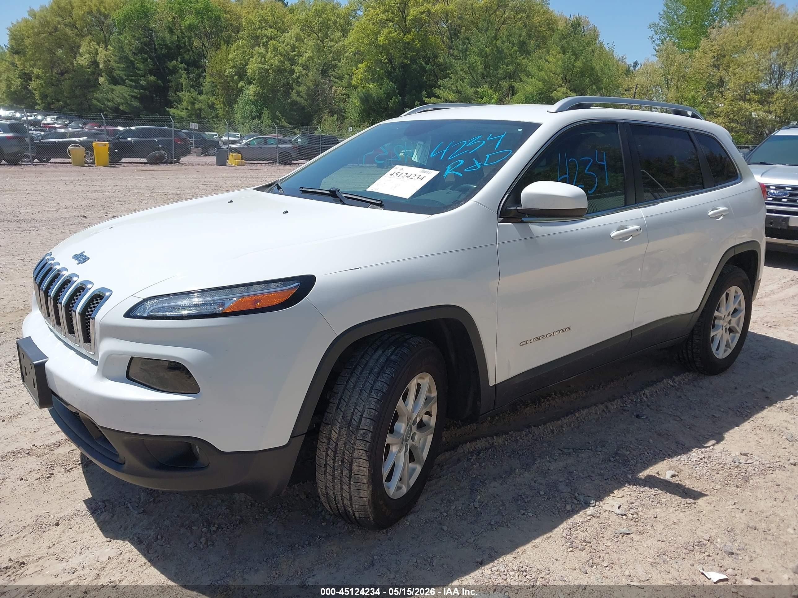 2018 Jeep Cherokee Latitude Plus 4x4 White vin: 1C4PJMLX6JD607462