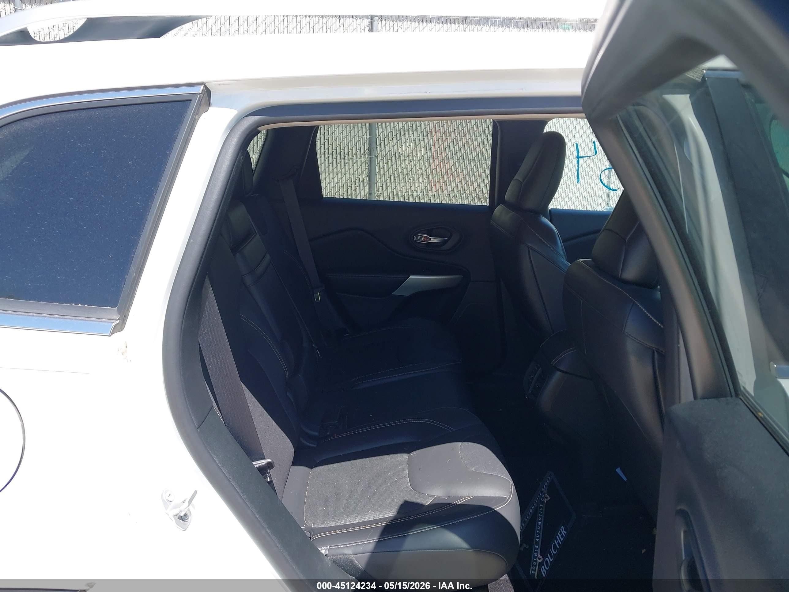 2018 Jeep Cherokee Latitude Plus 4x4 White vin: 1C4PJMLX6JD607462