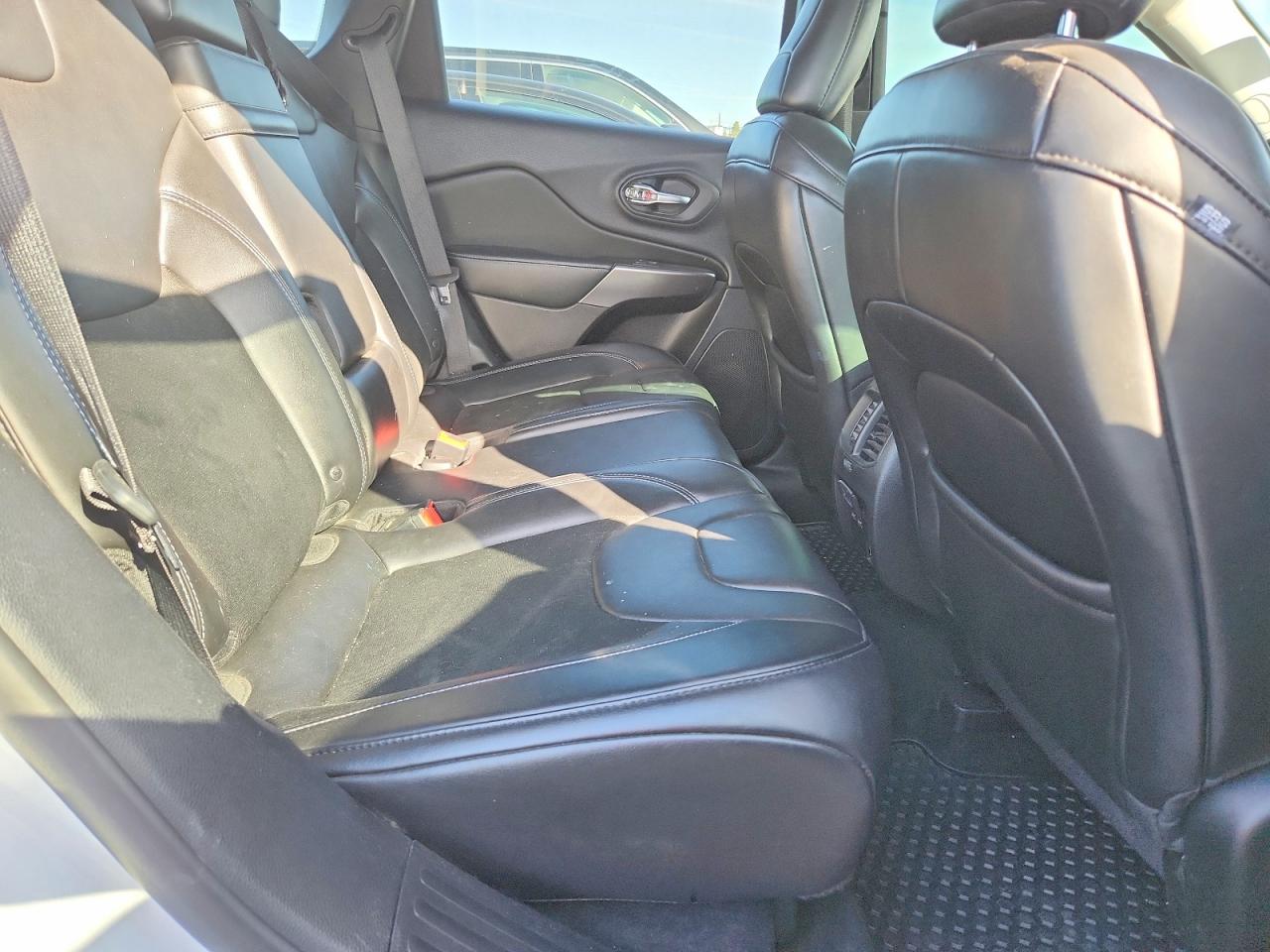 2019 Jeep Cherokee Latitude Plus White vin: 1C4PJMLX6KD271314