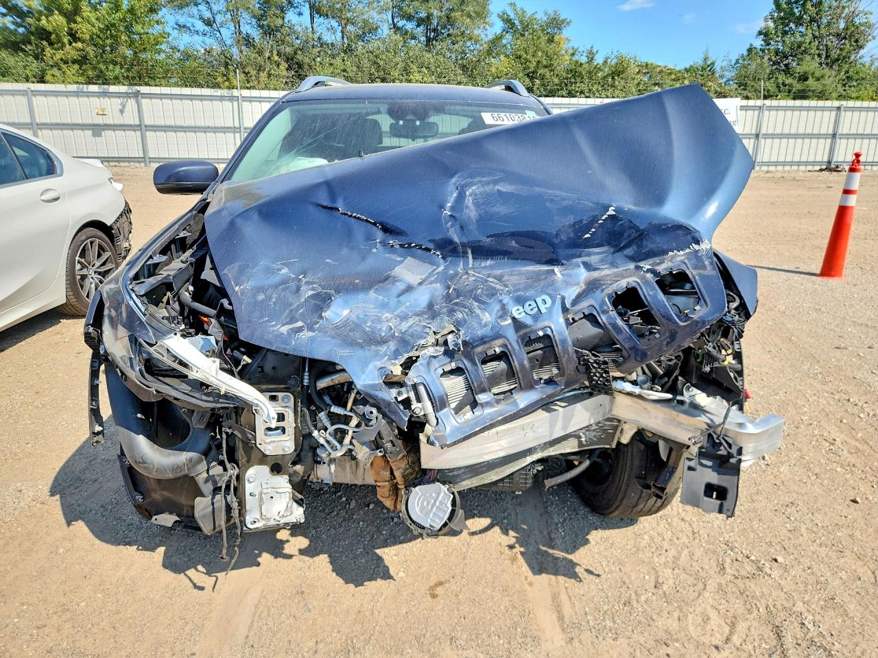 2020 Jeep Cherokee Latitude Plus Blue vin: 1C4PJMLX8LD640661