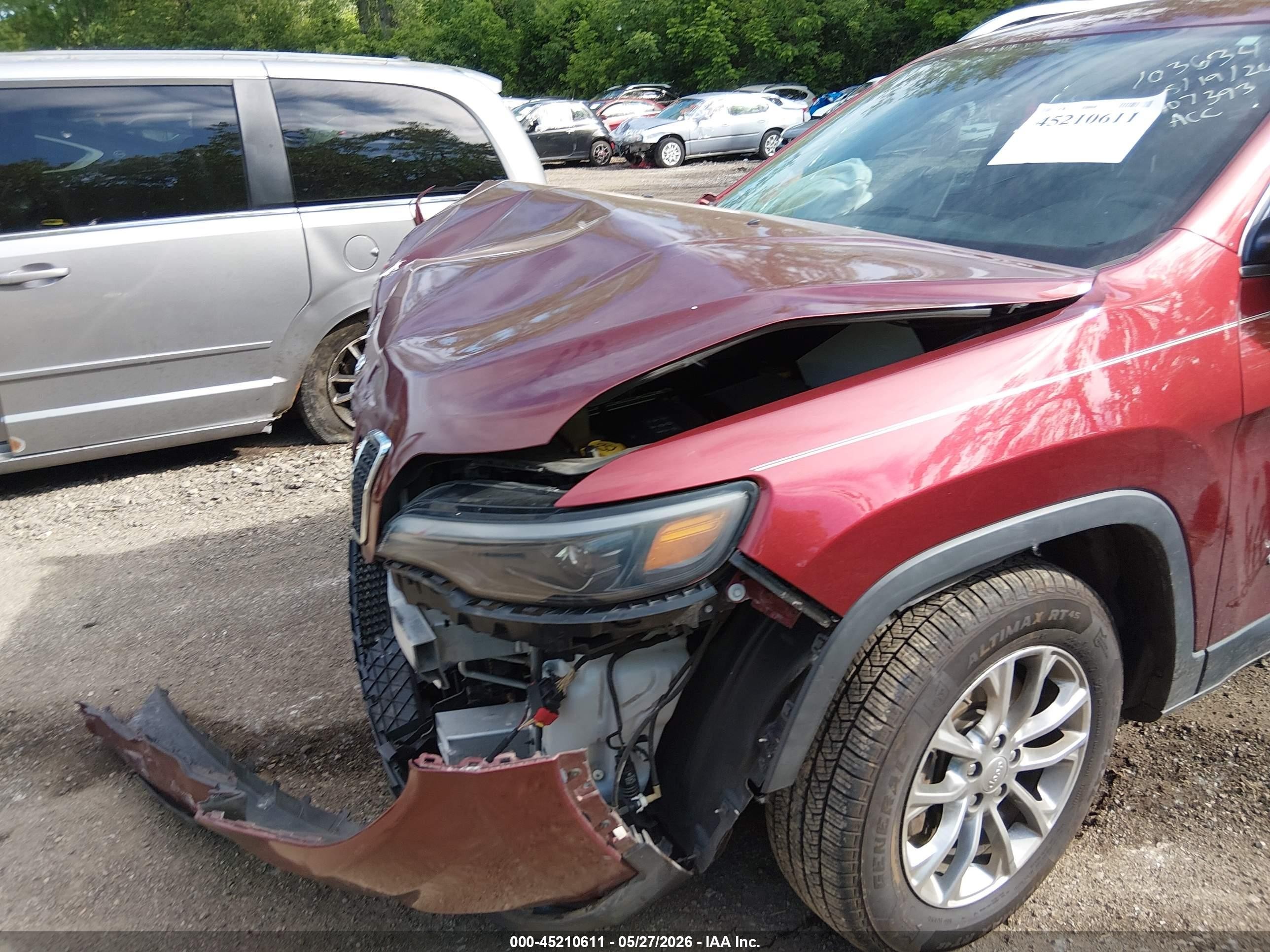 2019 Jeep Cherokee Latitude Plus 4x4 Maroon vin: 1C4PJMLX9KD107393
