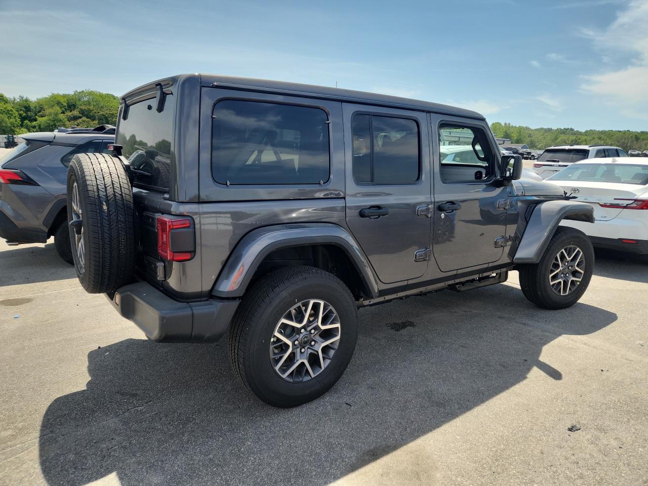 2026 Jeep Wrangler Sahara Gray vin: 1C4PJXEG2TW269953 Damage: Right Qtr Panel, Heavy Scratch, 1/2 To 1 Inch