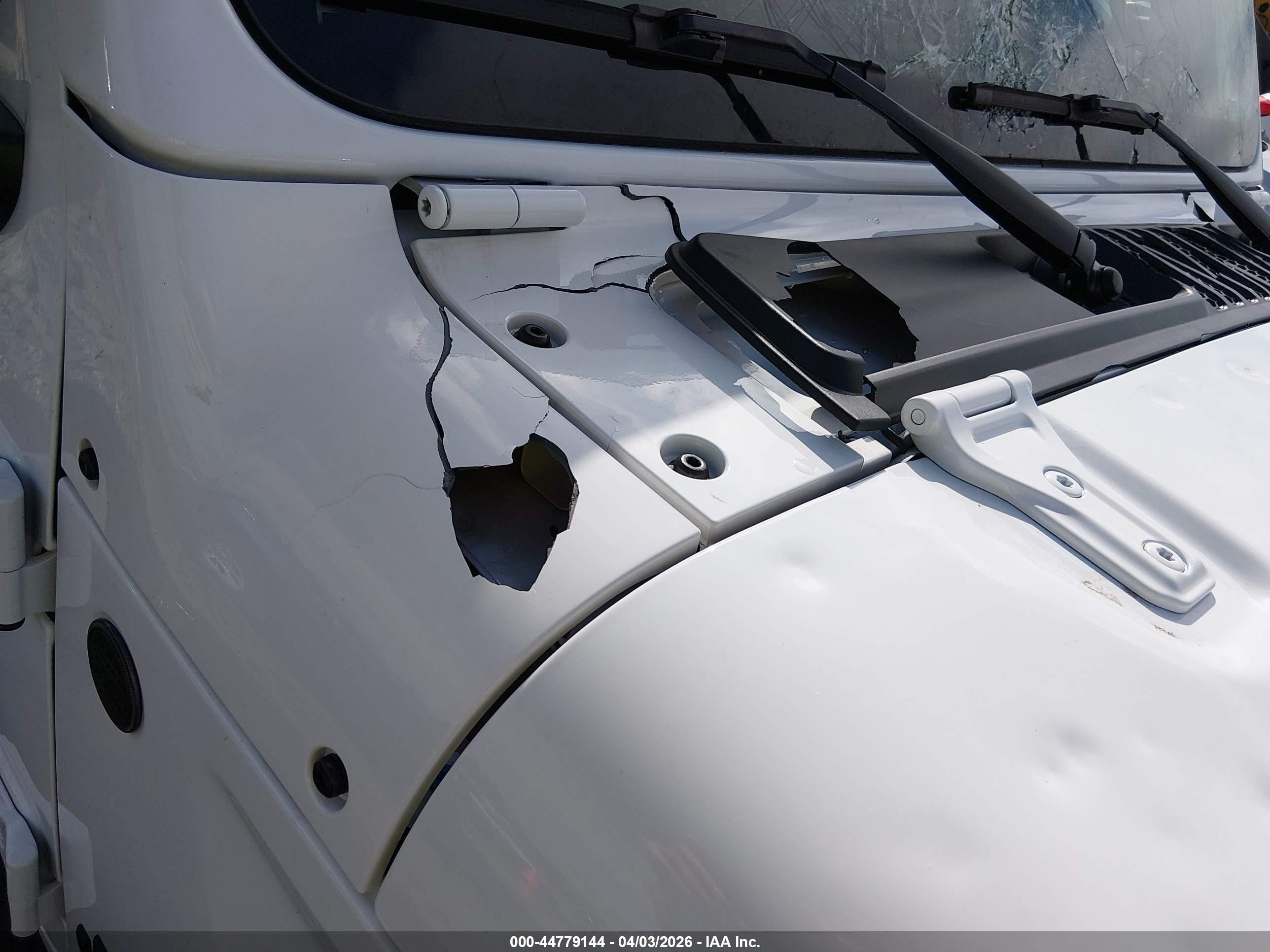 2025 Jeep Wrangler 4-door Sahara 4x4 White vin: 1C4PJXEN2SW636573