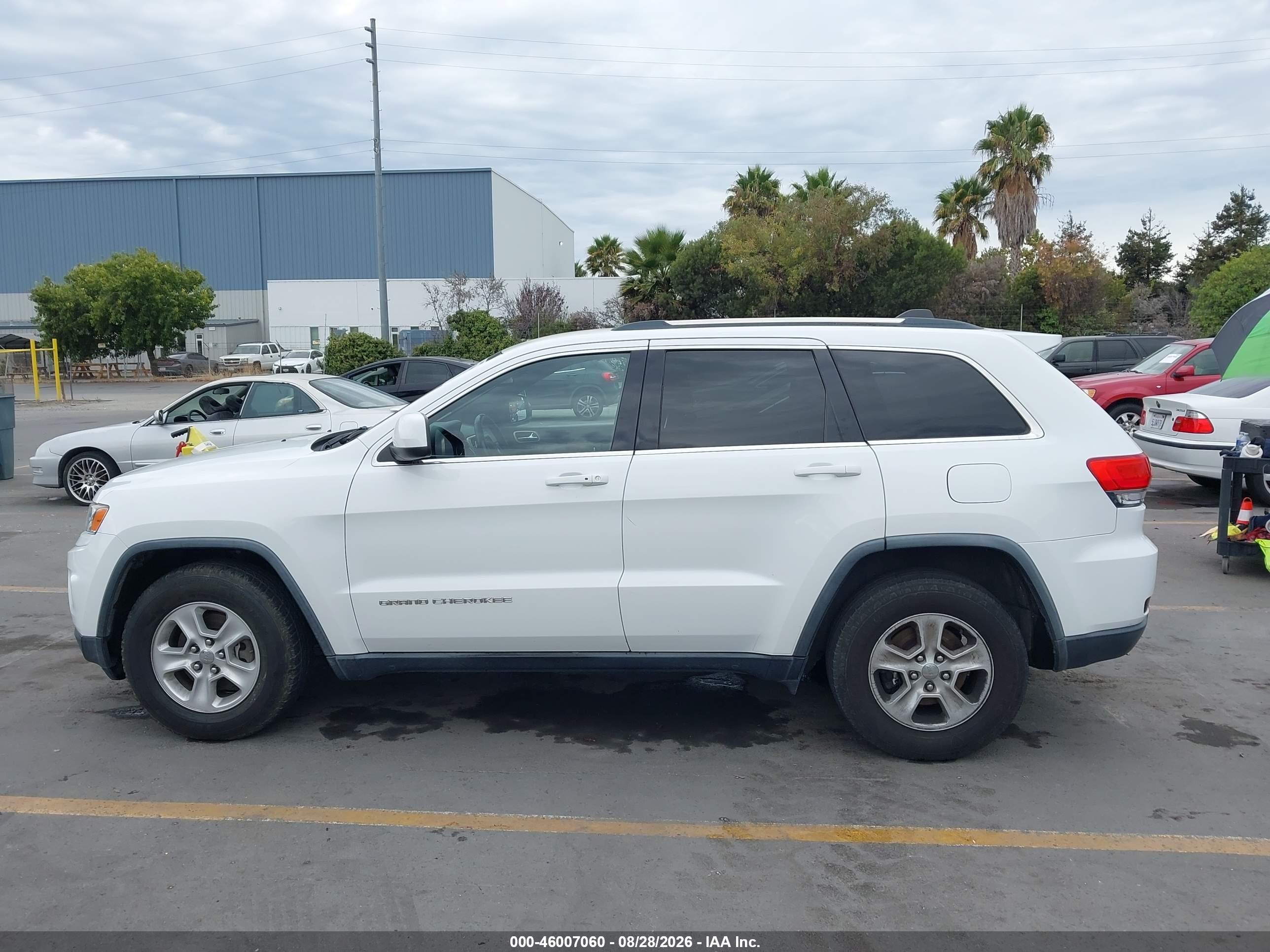2015 Jeep Grand Cherokee Laredo Белый vin: 1C4RJEAG0FC654274