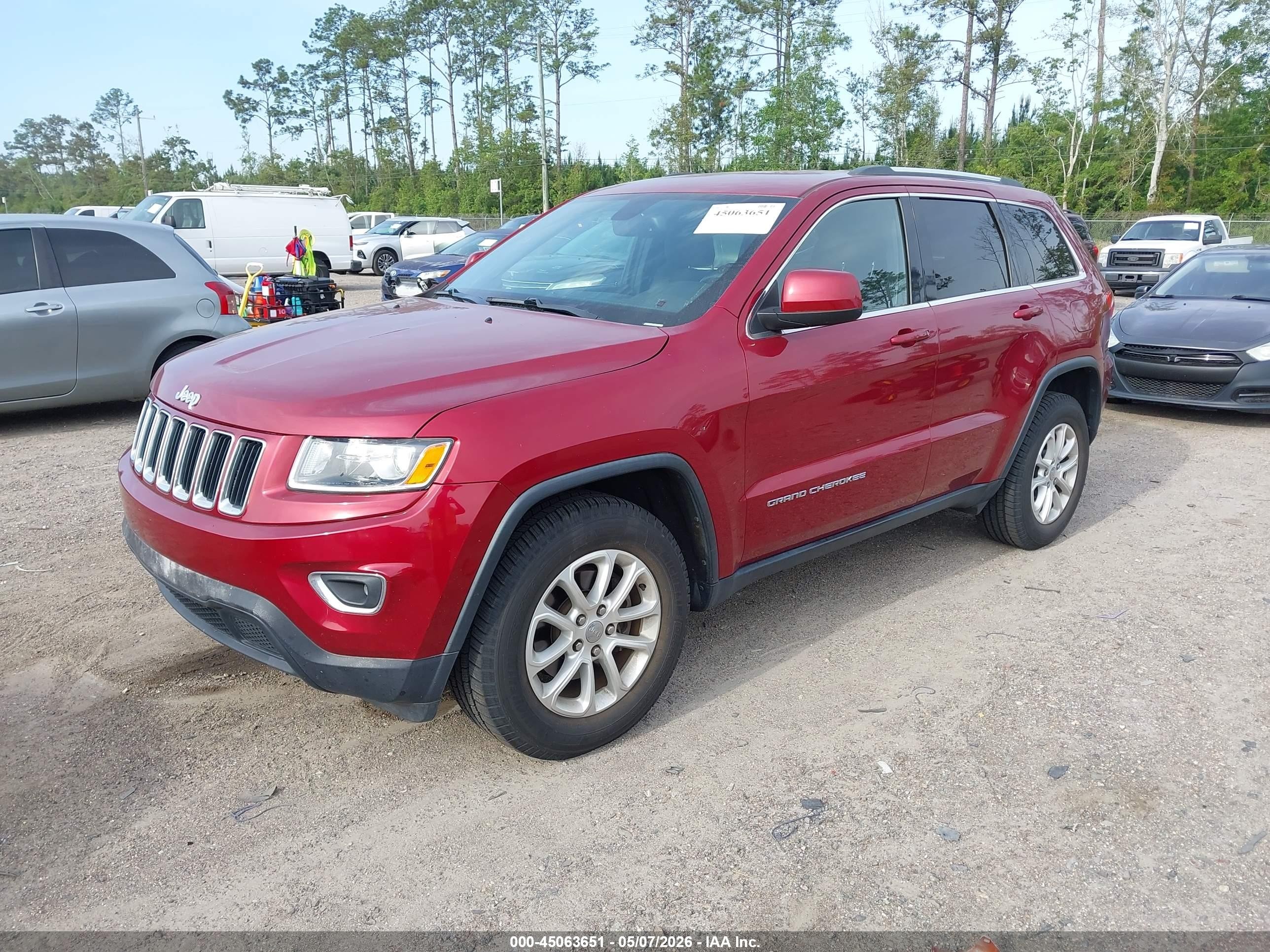 2015 Jeep Grand Cherokee Laredo Red vin: 1C4RJEAG0FC826352