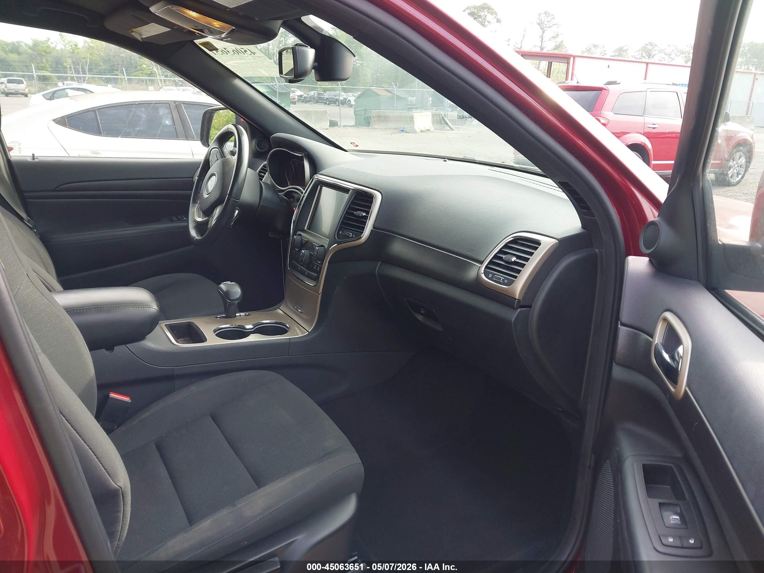 2015 Jeep Grand Cherokee Laredo Red vin: 1C4RJEAG0FC826352