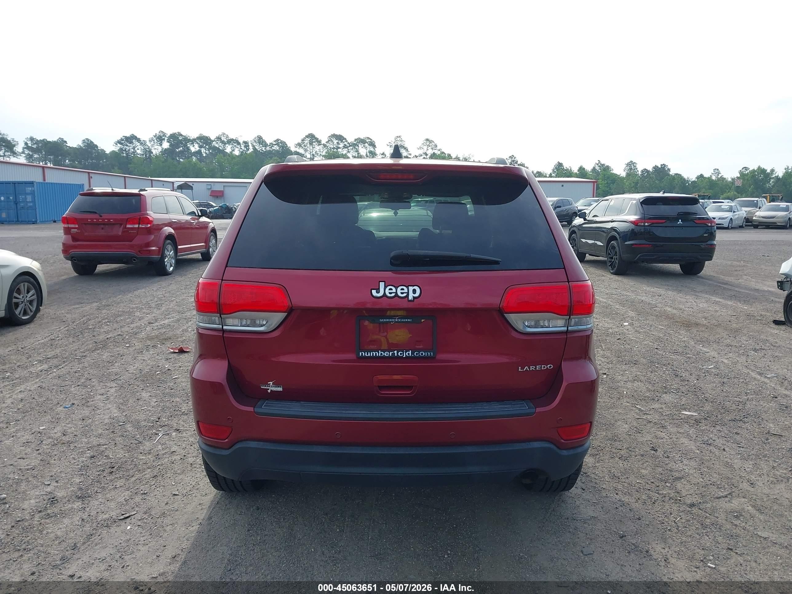 2015 Jeep Grand Cherokee Laredo Red vin: 1C4RJEAG0FC826352