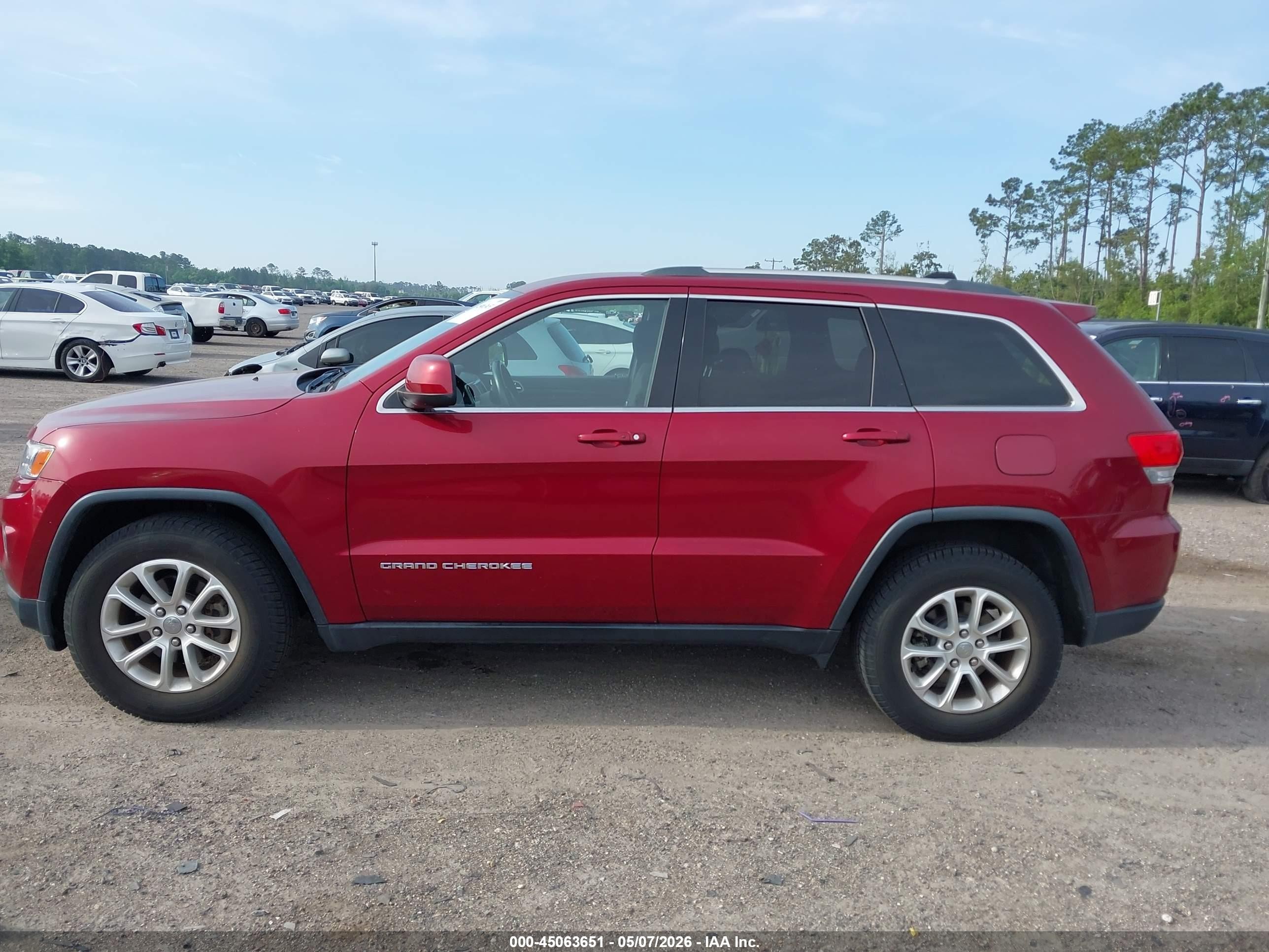 2015 Jeep Grand Cherokee Laredo Red vin: 1C4RJEAG0FC826352