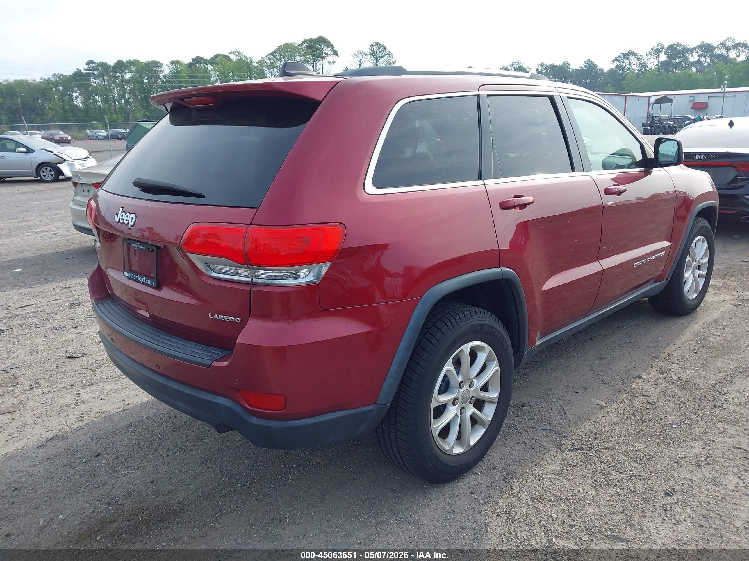 2015 Jeep Grand Cherokee Laredo Red vin: 1C4RJEAG0FC826352