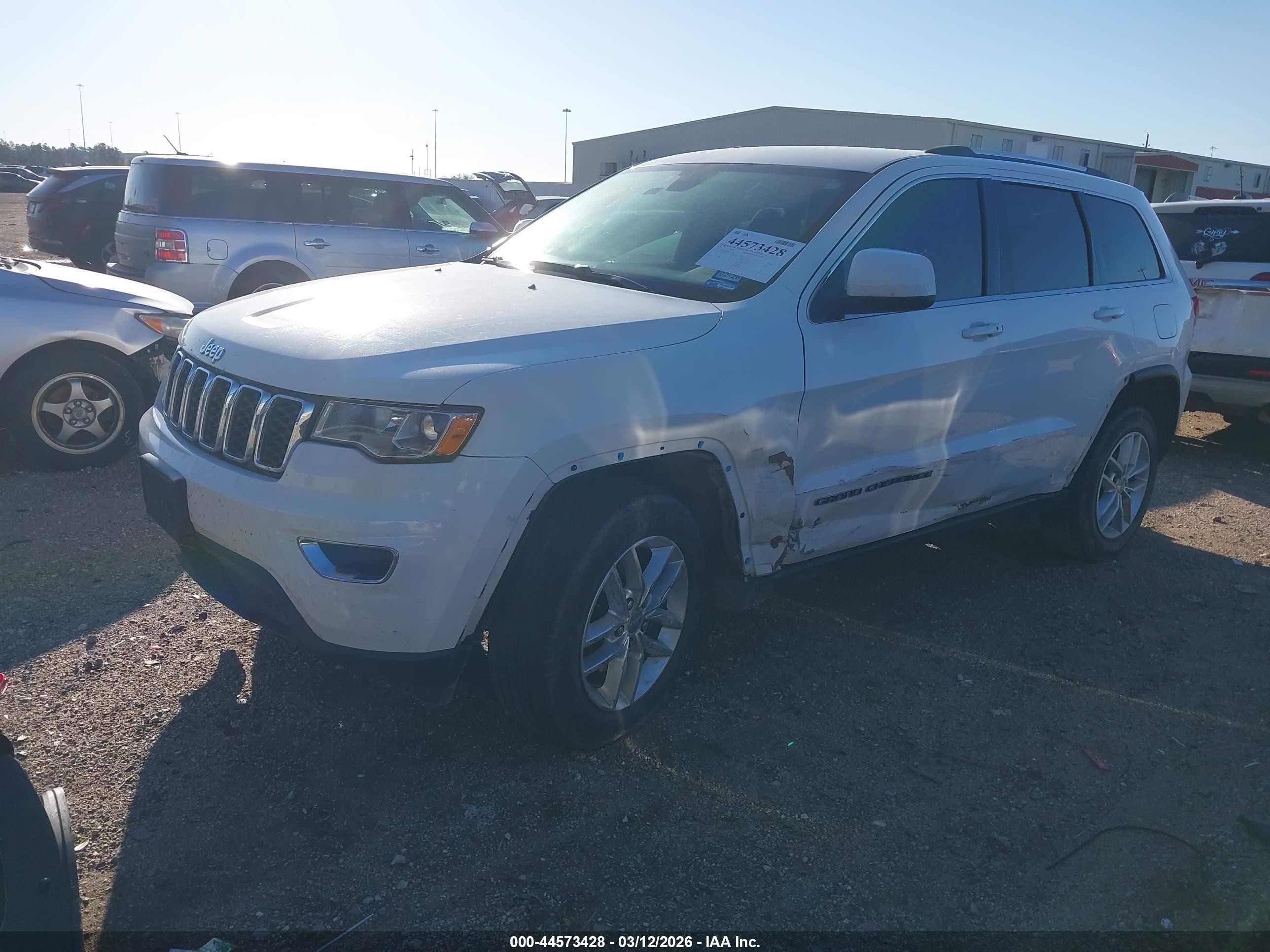 2017 Jeep Grand Cherokee Laredo 4x2 Белый vin: 1C4RJEAG0HC617020