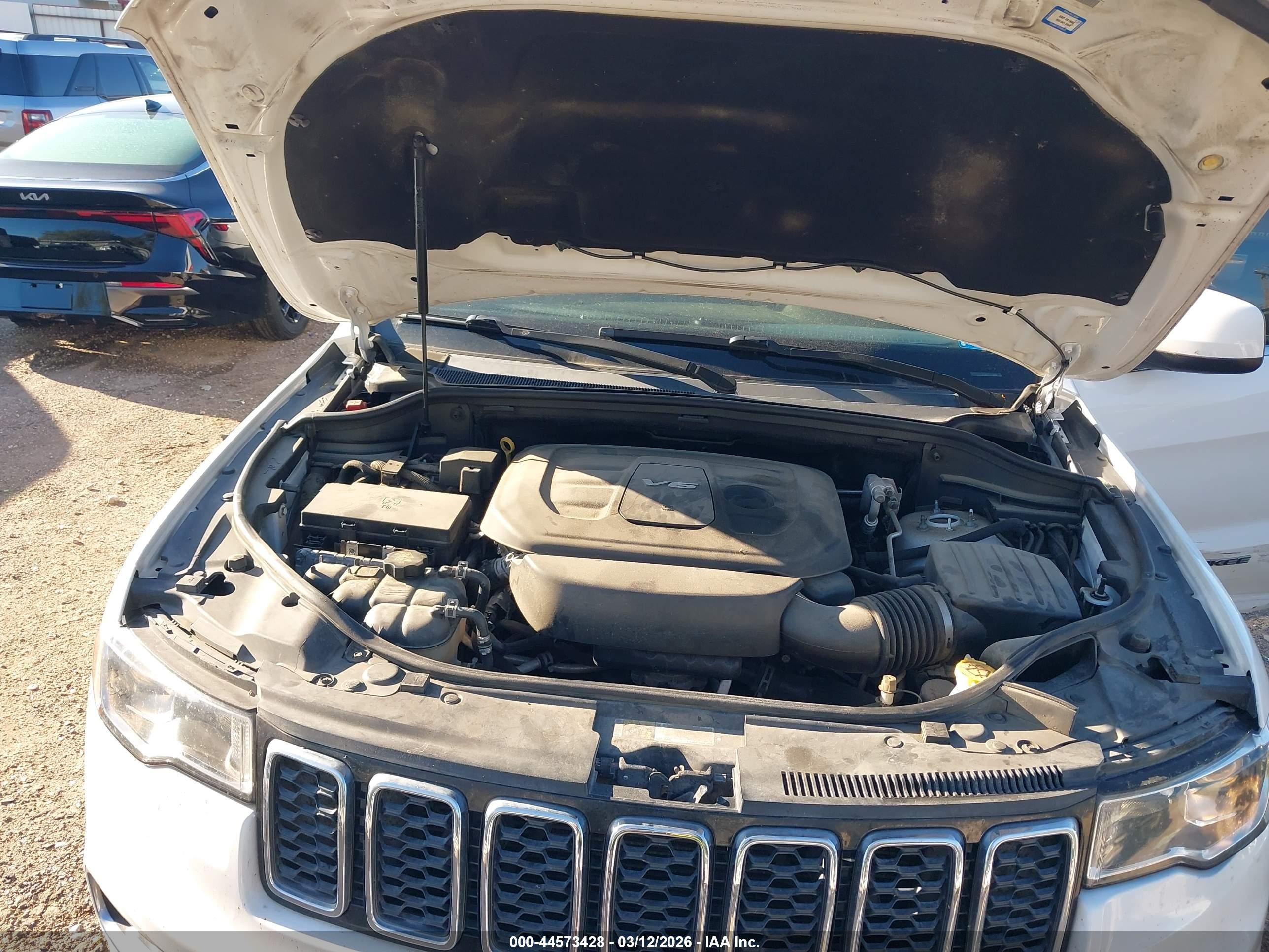 2017 Jeep Grand Cherokee Laredo 4x2 Белый vin: 1C4RJEAG0HC617020