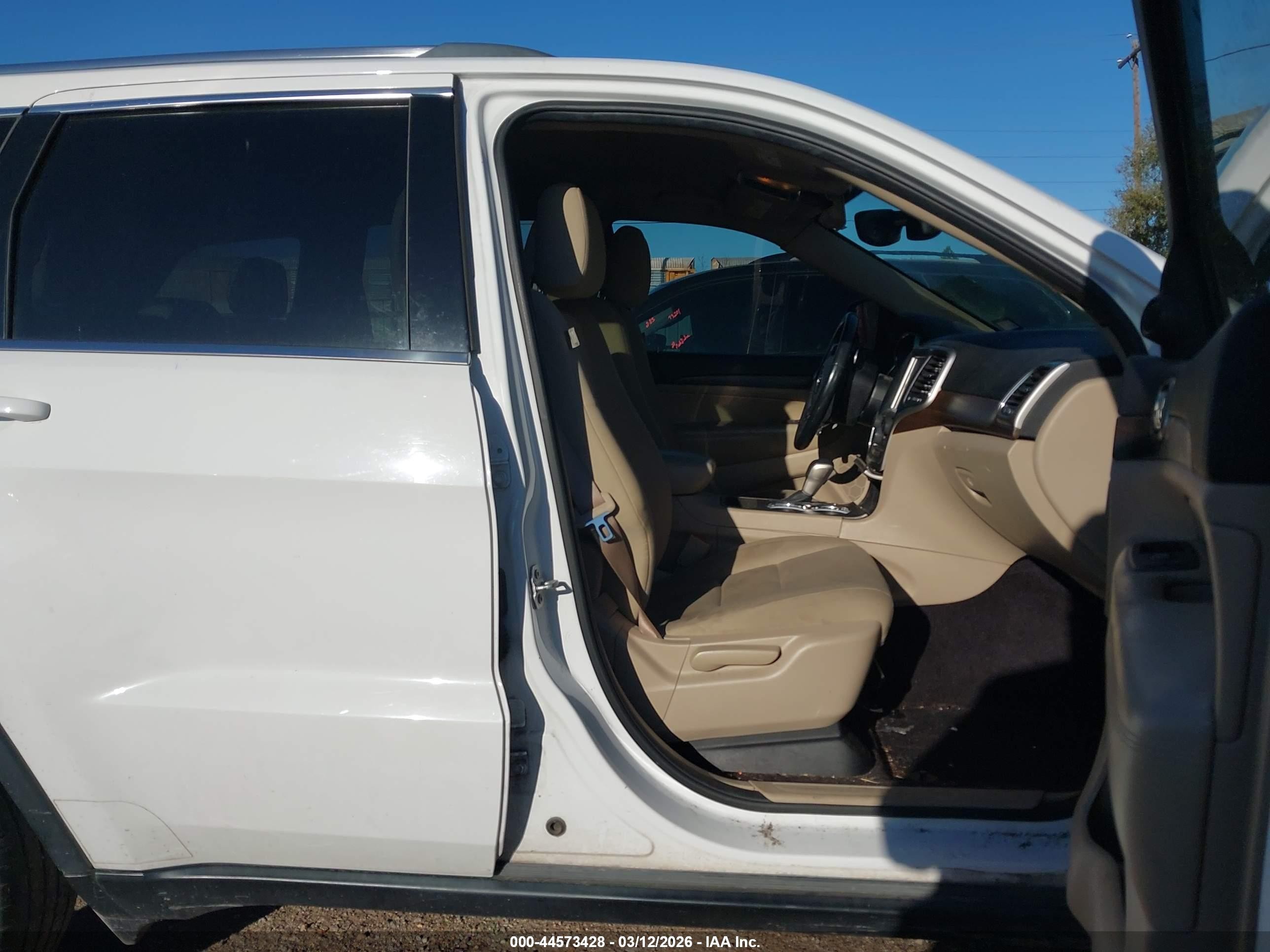 2017 Jeep Grand Cherokee Laredo 4x2 Белый vin: 1C4RJEAG0HC617020