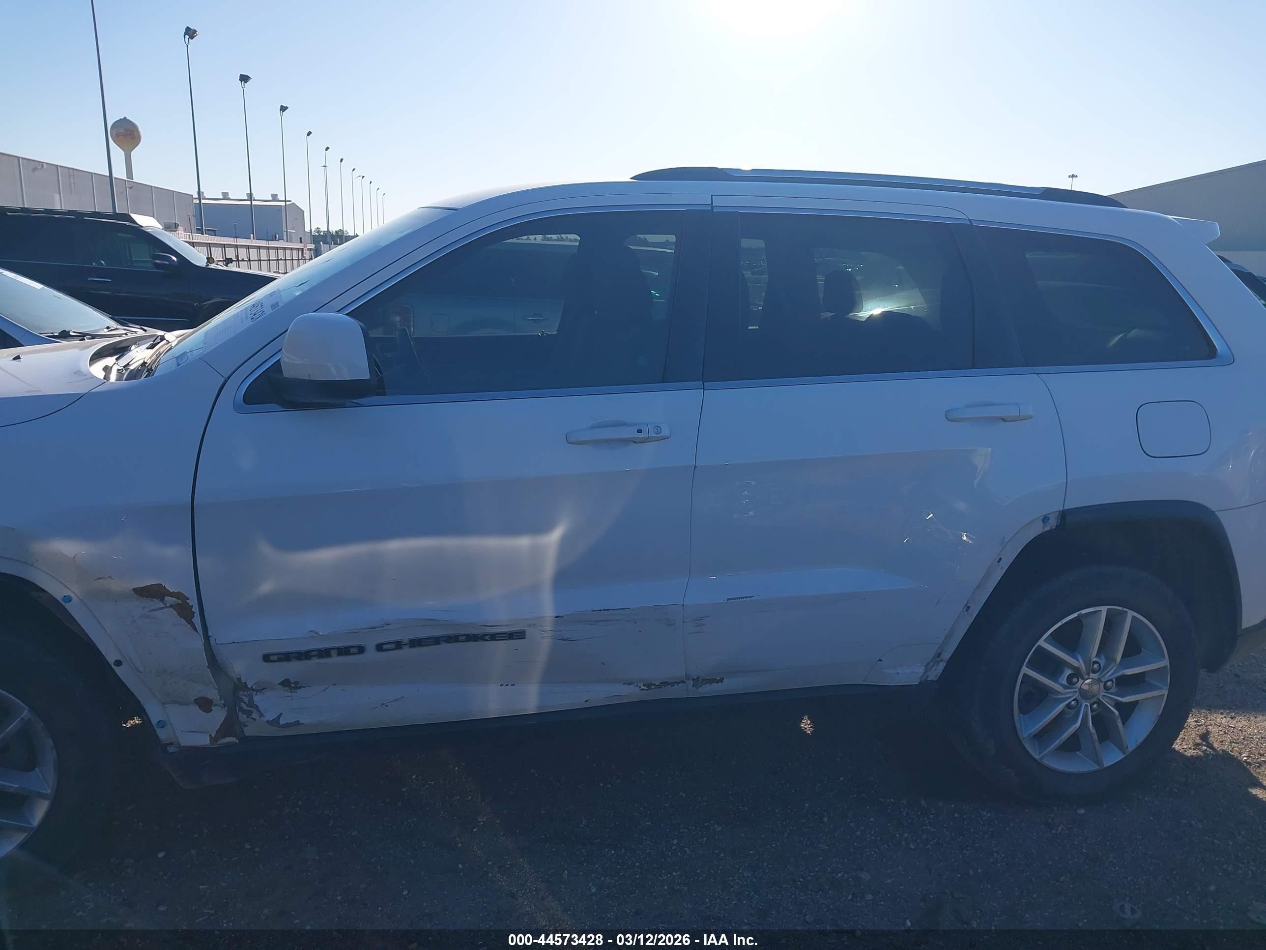 2017 Jeep Grand Cherokee Laredo 4x2 Белый vin: 1C4RJEAG0HC617020