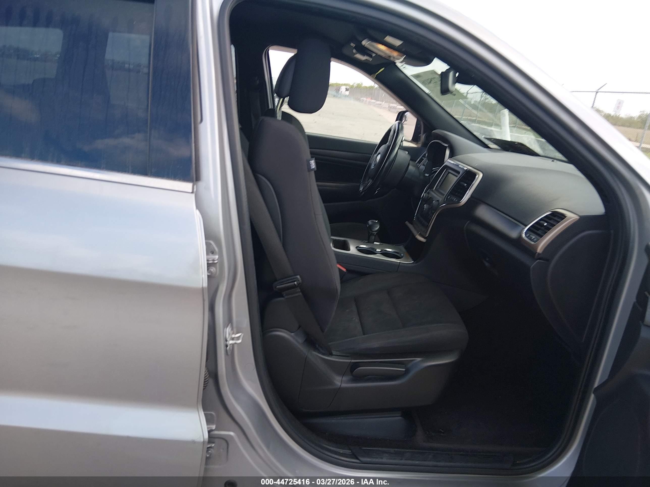 2015 Jeep Grand Cherokee Laredo Серый vin: 1C4RJEAG1FC235706