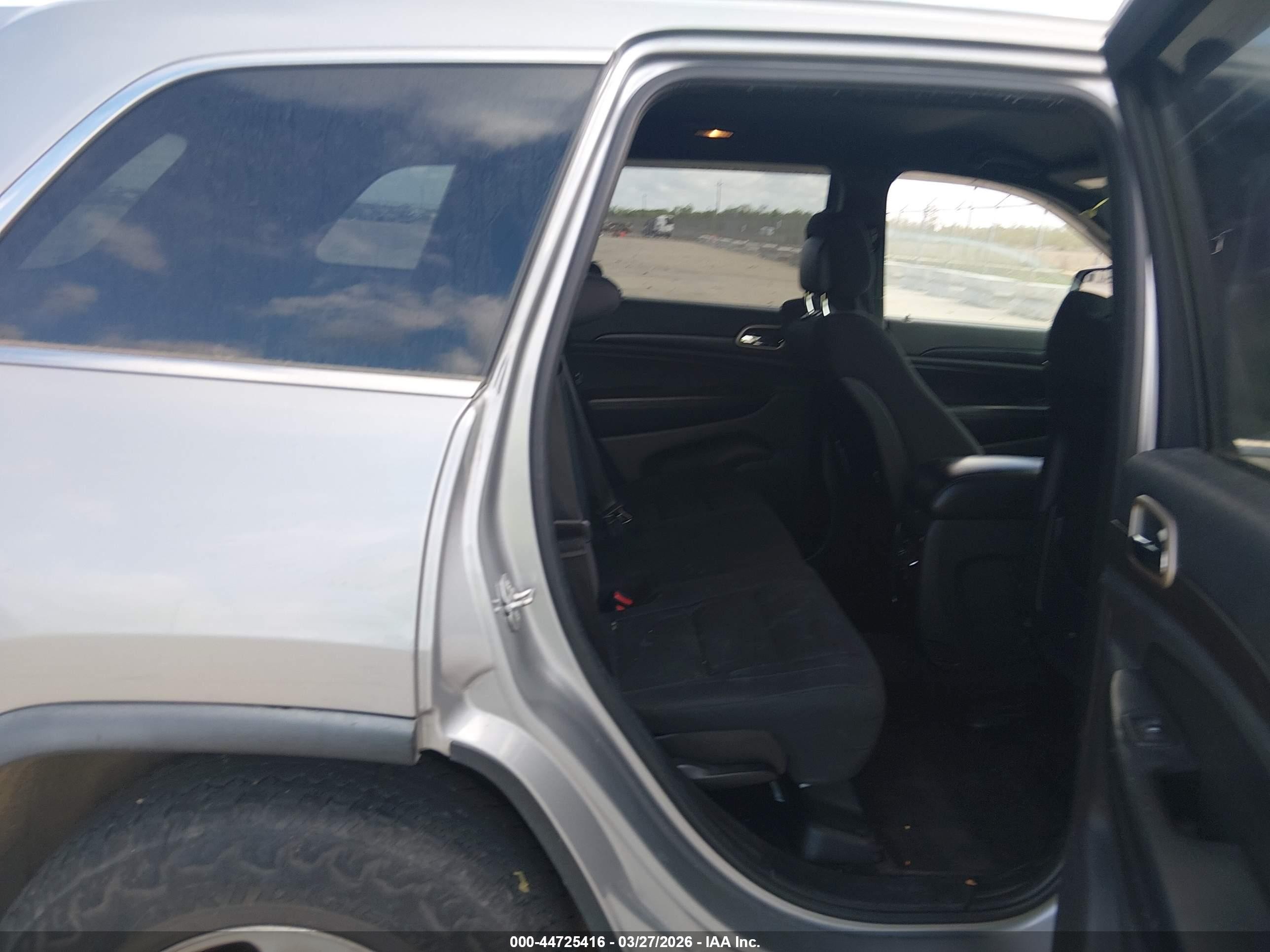 2015 Jeep Grand Cherokee Laredo Серый vin: 1C4RJEAG1FC235706