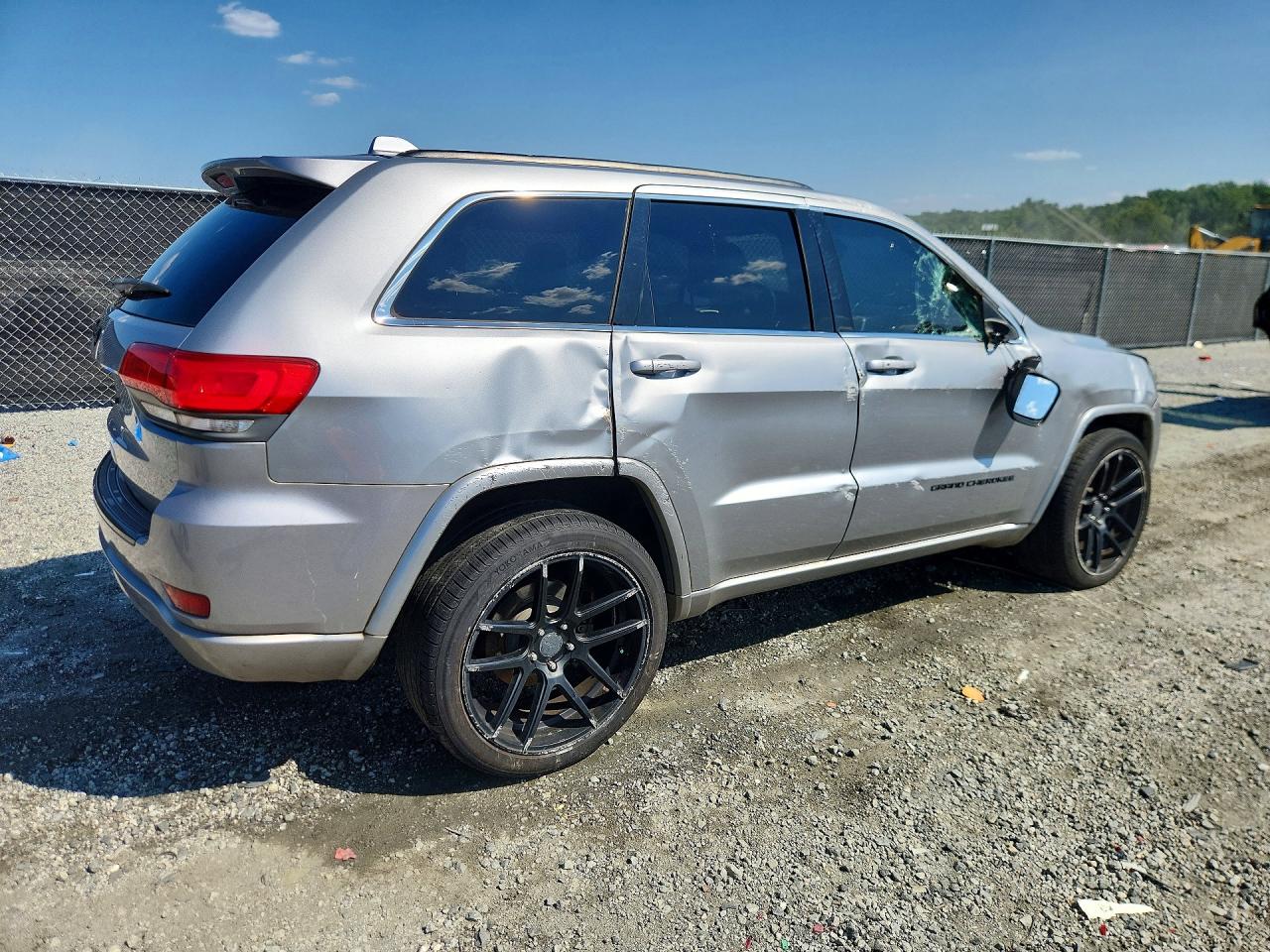 2015 Jeep Grand Cherokee Laredo Silver vin: 1C4RJEAG1FC654140