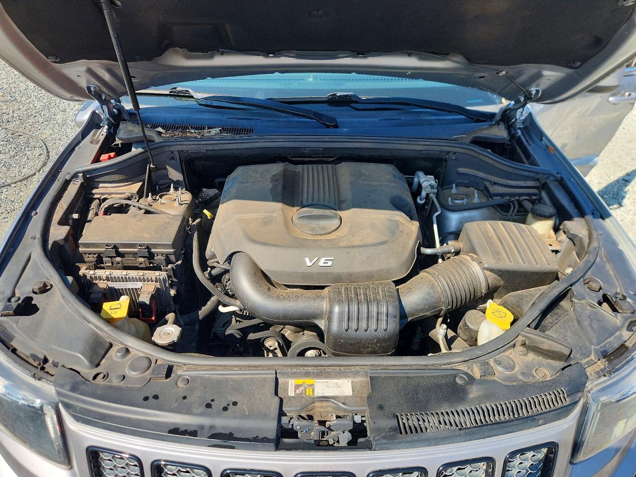 2015 Jeep Grand Cherokee Laredo Silver vin: 1C4RJEAG1FC654140
