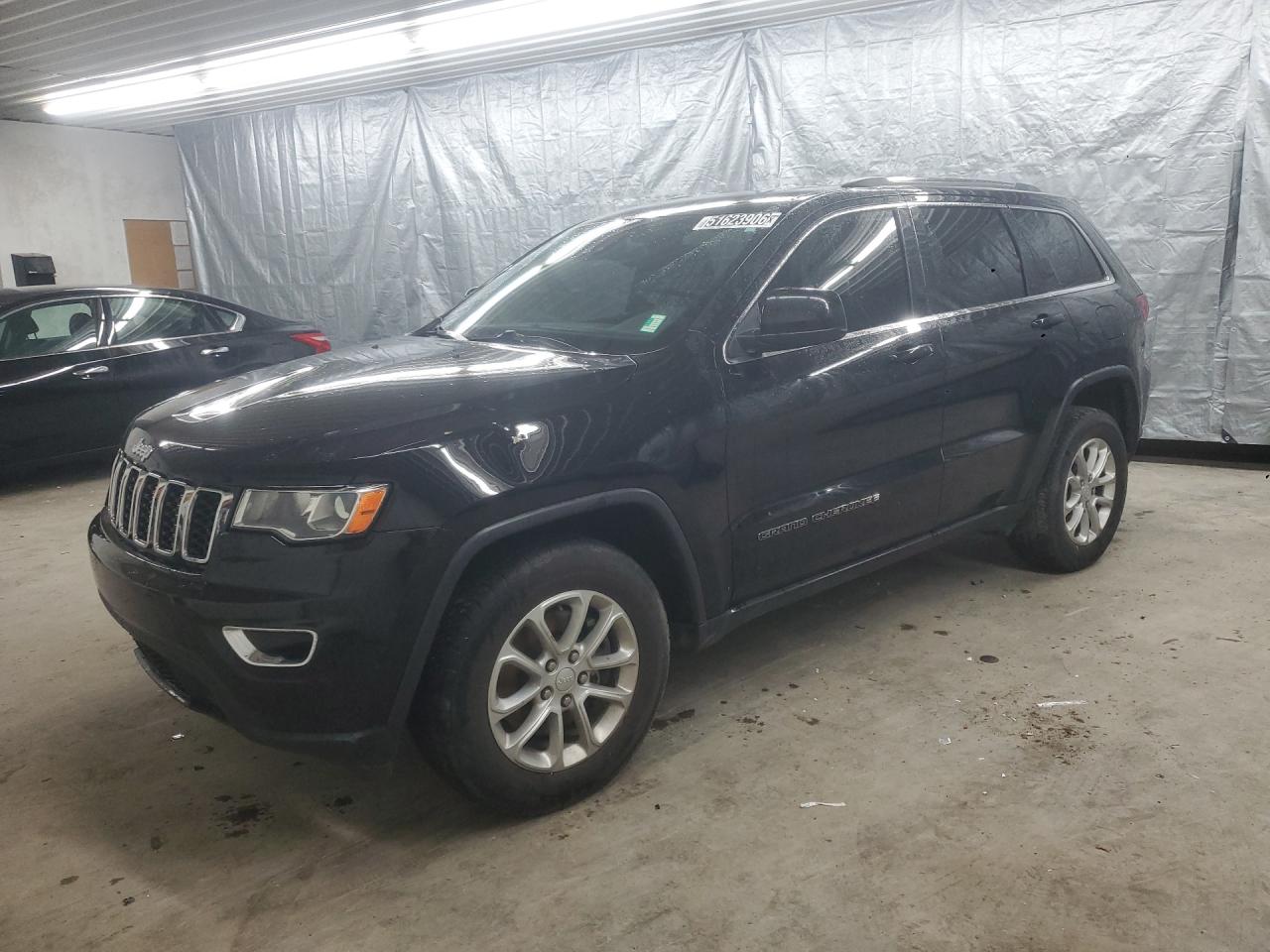 2021 Jeep Grand Cherokee Laredo Black vin: 1C4RJEAG1MC680752 Damage: Left Front Fender, Dent(S) W/ Paint Dmg, 7 To 8 Inches