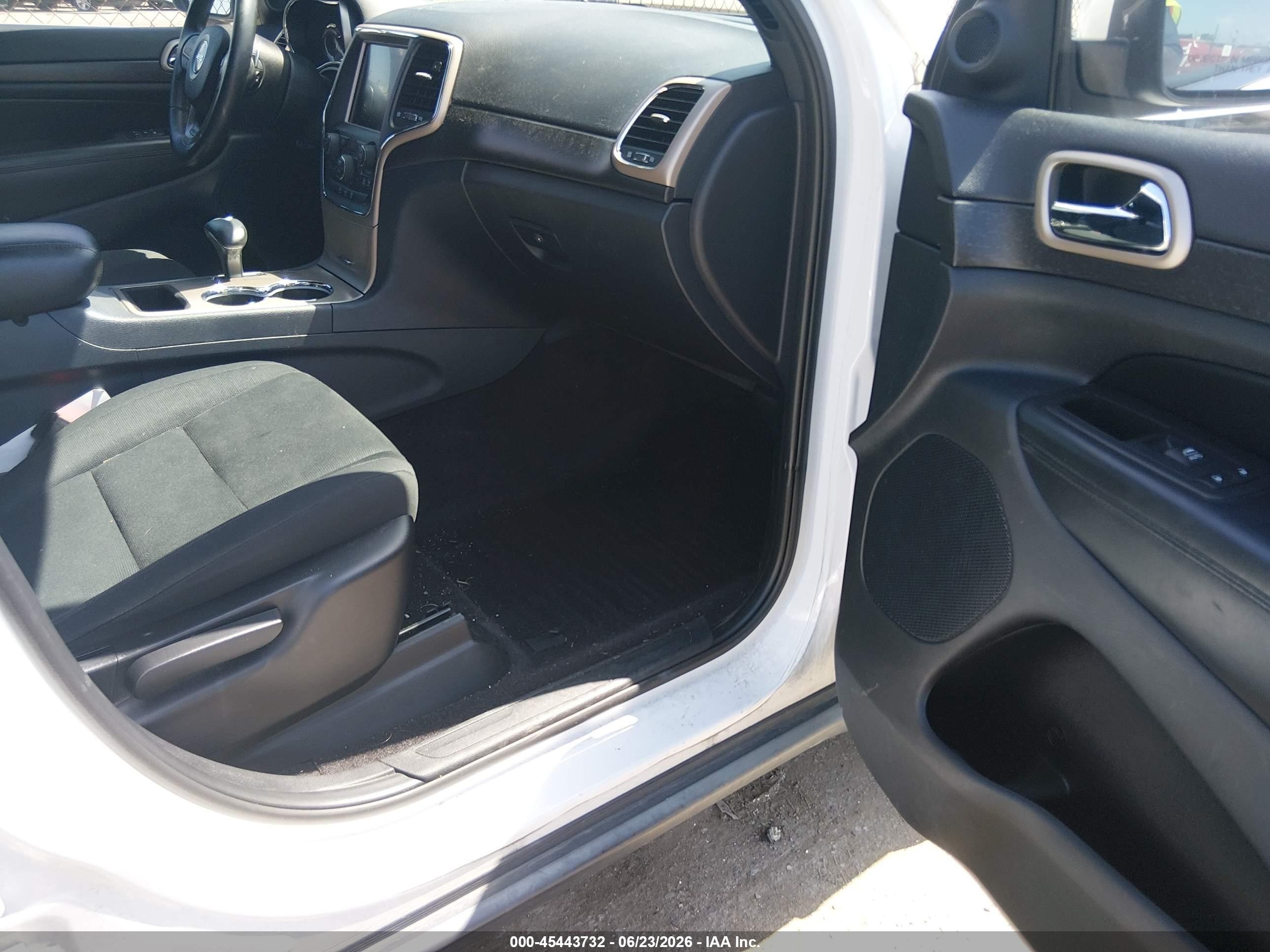 2015 Jeep Grand Cherokee Laredo White vin: 1C4RJEAG3FC219572