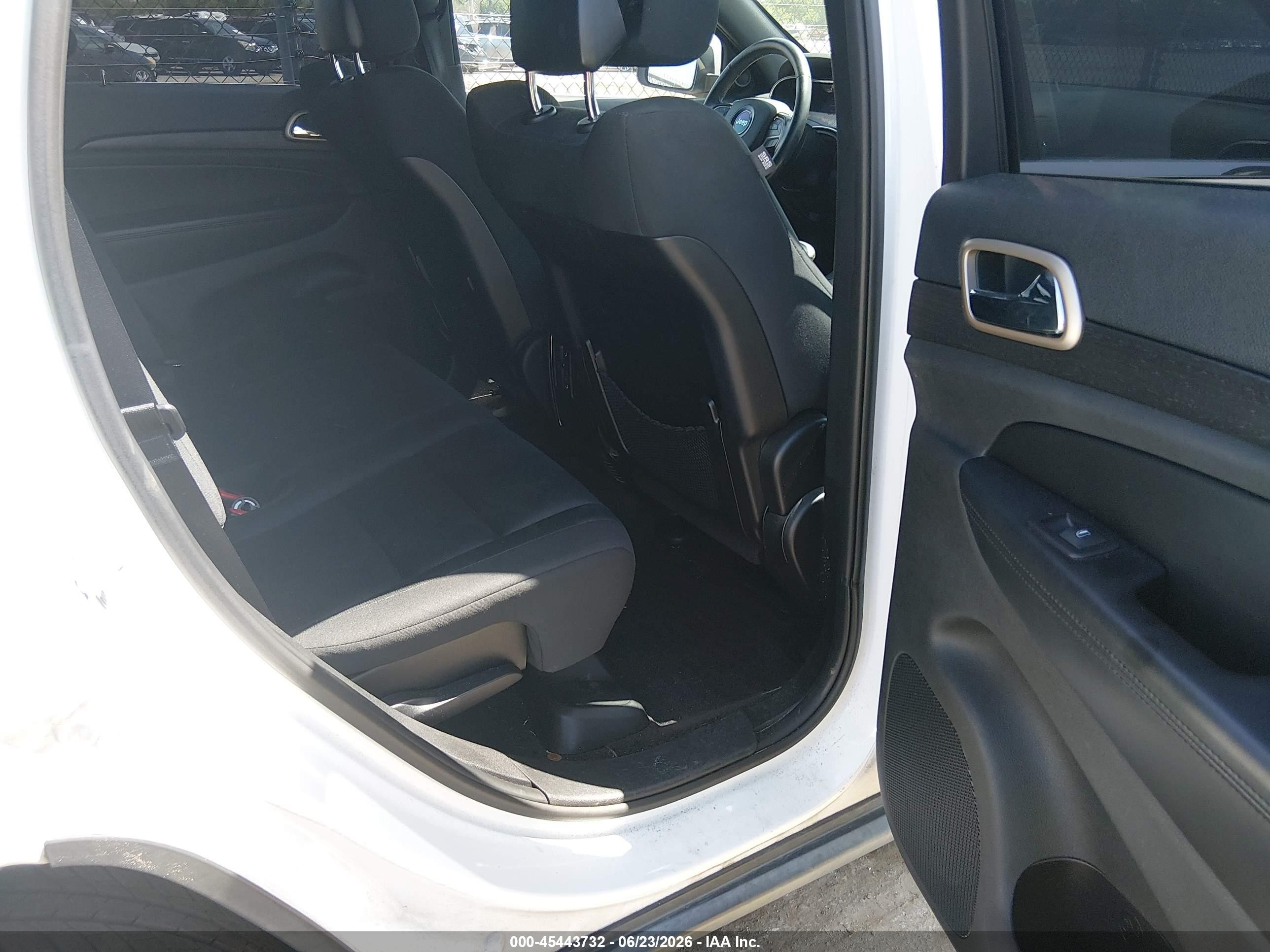 2015 Jeep Grand Cherokee Laredo White vin: 1C4RJEAG3FC219572