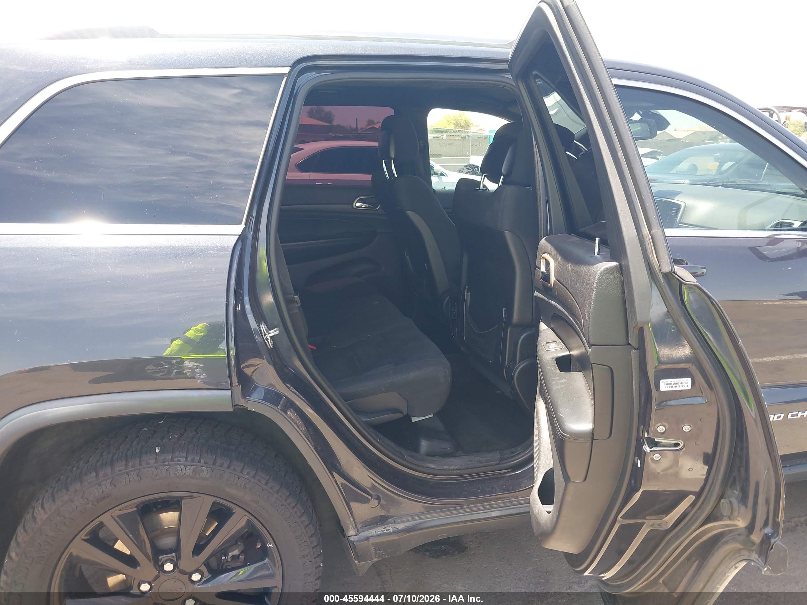 2015 Jeep Grand Cherokee Laredo Gray vin: 1C4RJEAG3FC951930